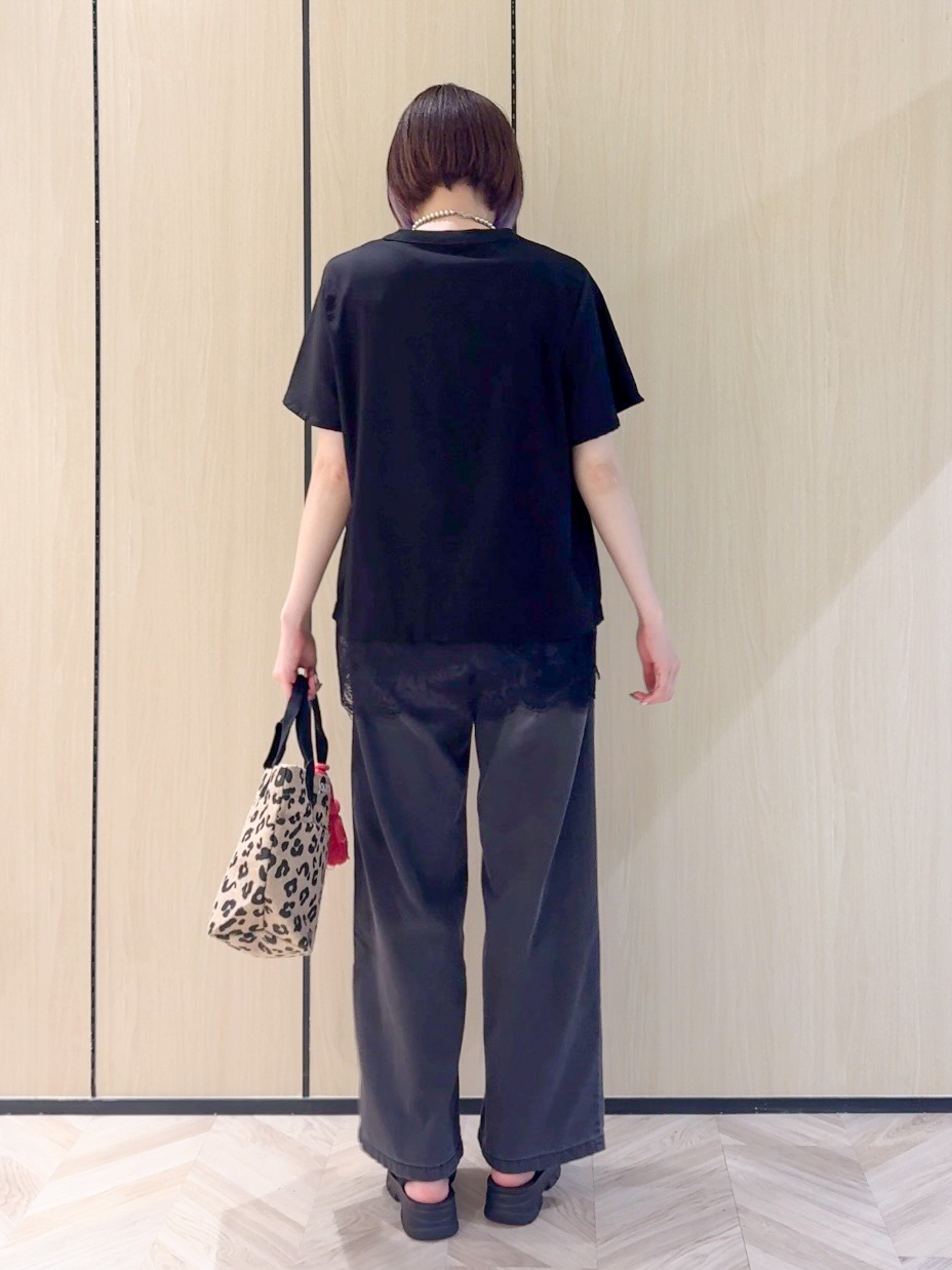 𝐜𝐡𝐢𝐤𝐚さんの「SHOO･LA･RUE｜【ひんやり/S-LL/洗濯機可】軽凛(かろりん) スキッパー裾レースブラウス」を使ったコーディネート