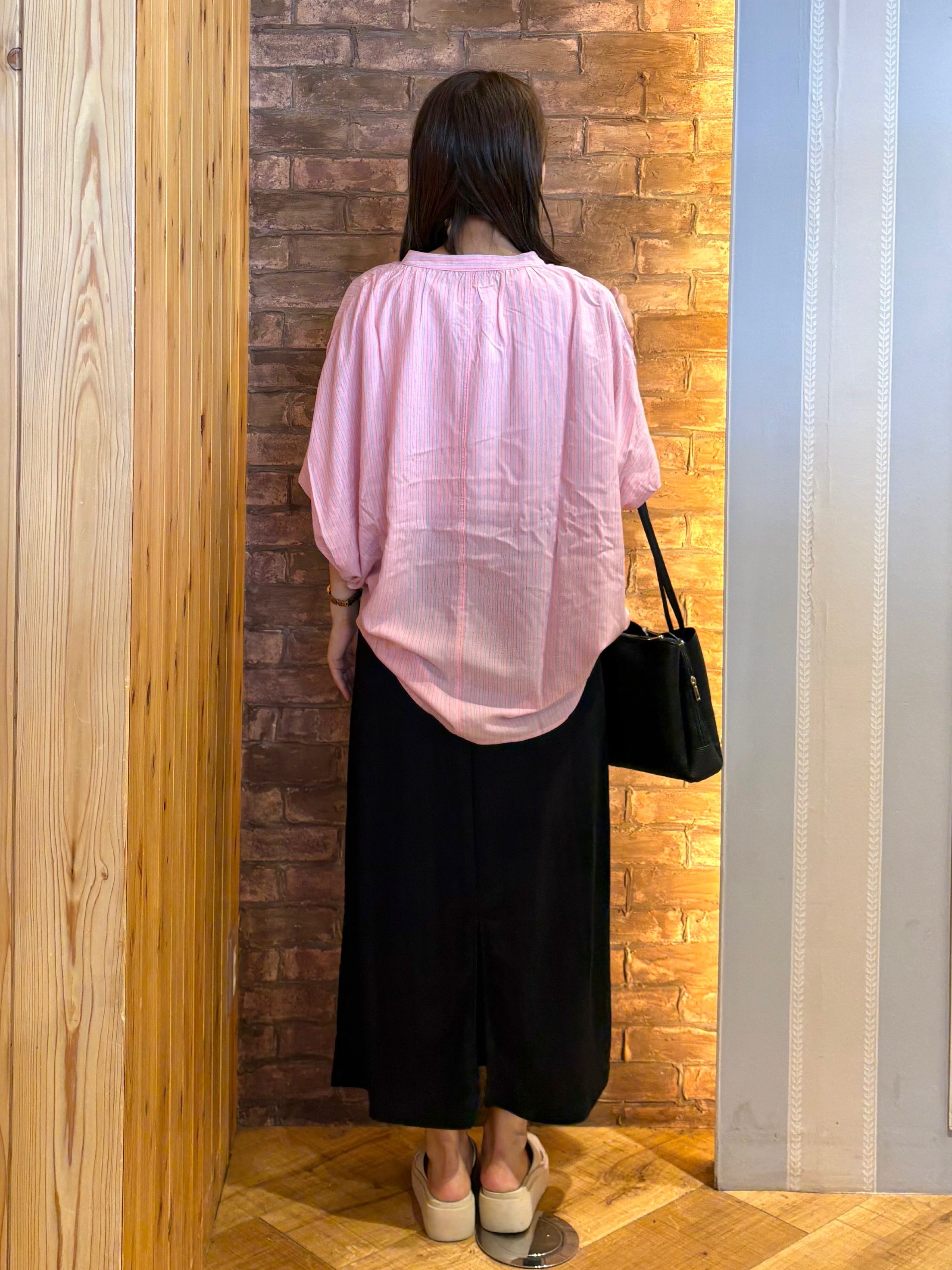 mieさんの「SHOO･LA･RUE｜【ひんやり/洗濯機可/体型カバー】二の腕隠れる ゆるっと襟ギャザーレーヨンブラウス」を使ったコーディネート