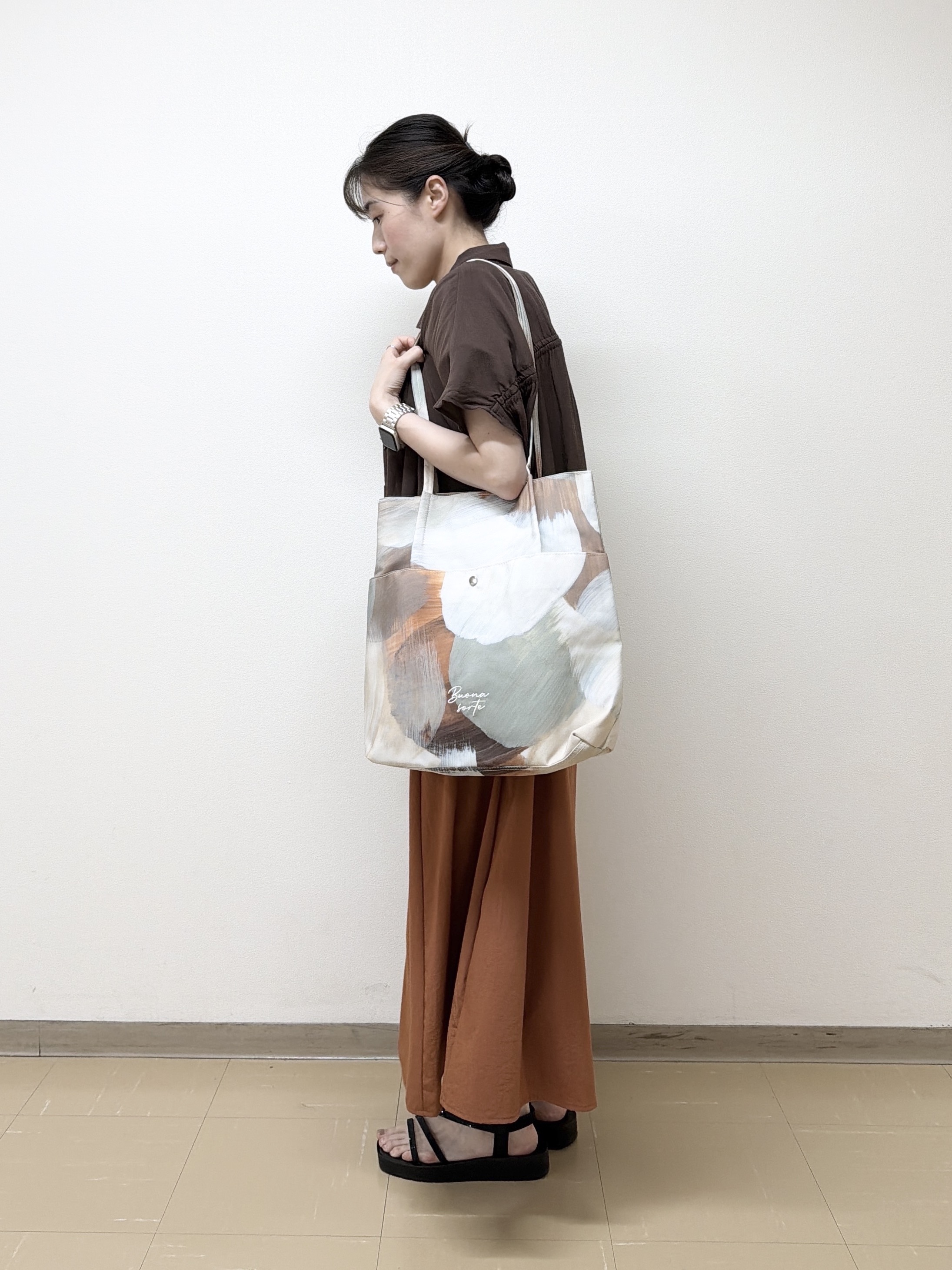 あんづさんの「SHOO･LA･RUE｜【ひんやり/UV】ほんのりシアーで上品な バックギャザーブラウス」を使ったコーディネート