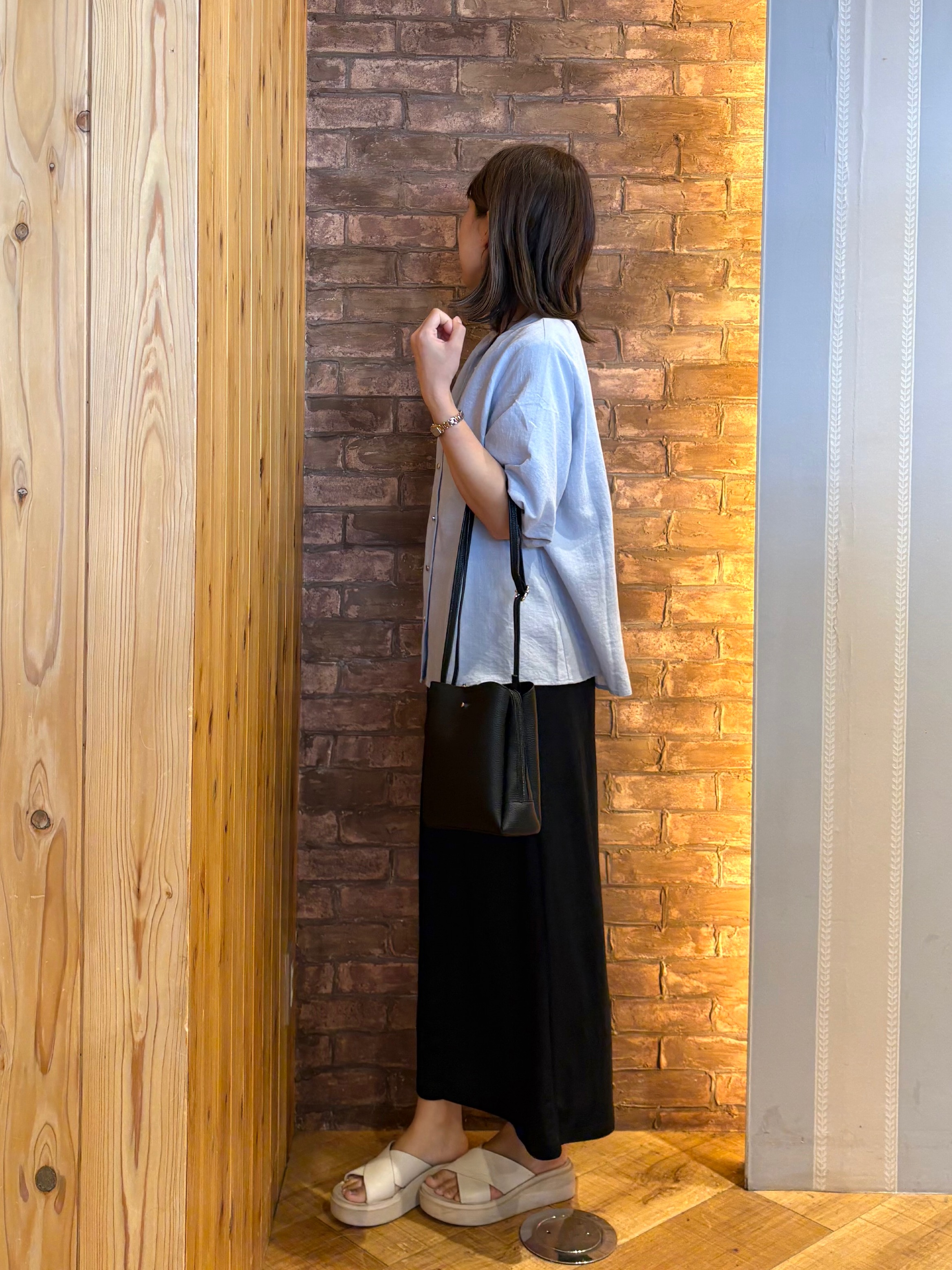 mieさんの「SHOO･LA･RUE｜【S-LL/洗濯機可】バルーンスリーブ　キーネックブラウス」を使ったコーディネート