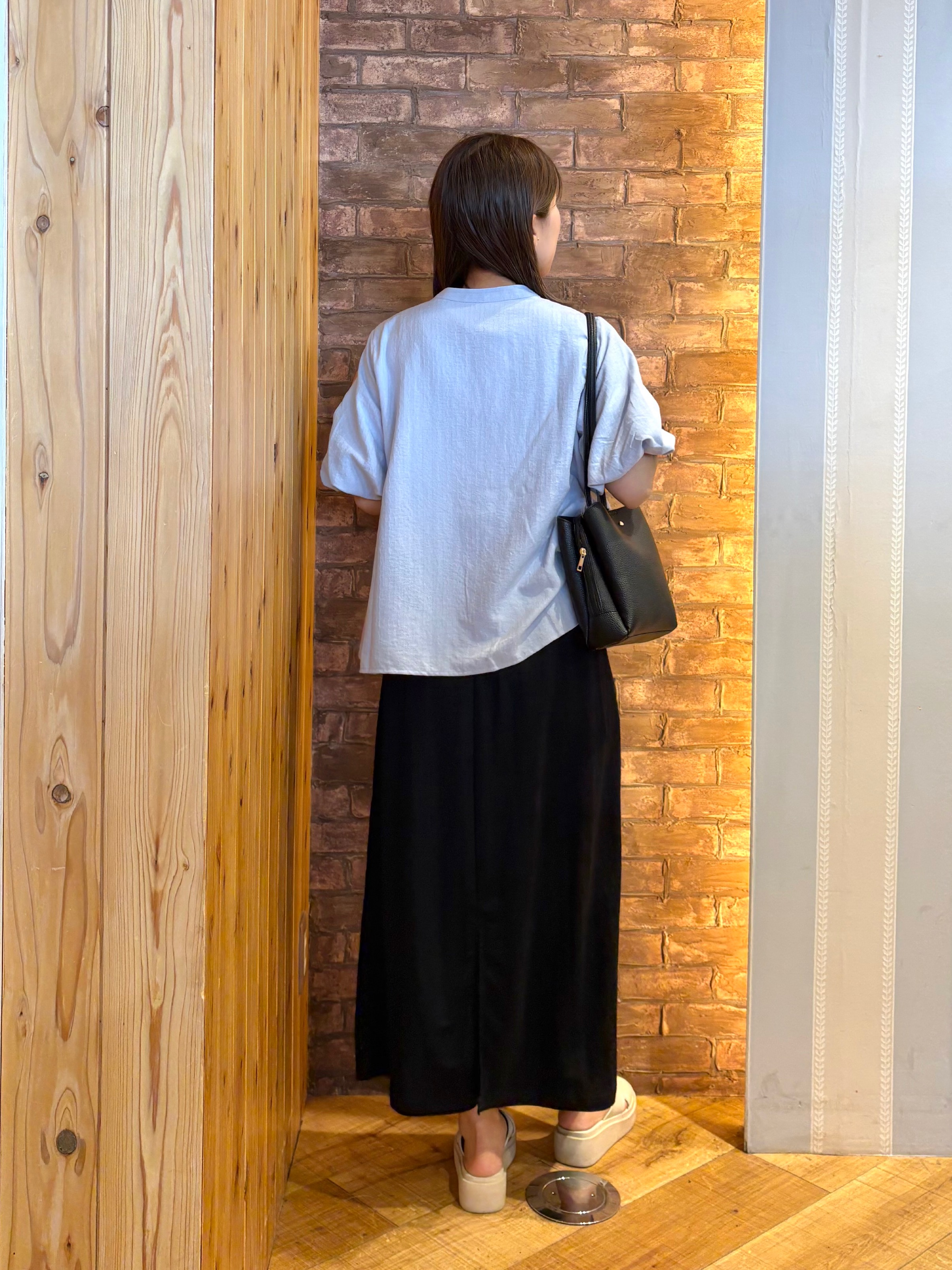 mieさんの「SHOO･LA･RUE｜【S-LL/洗濯機可】バルーンスリーブ　キーネックブラウス」を使ったコーディネート