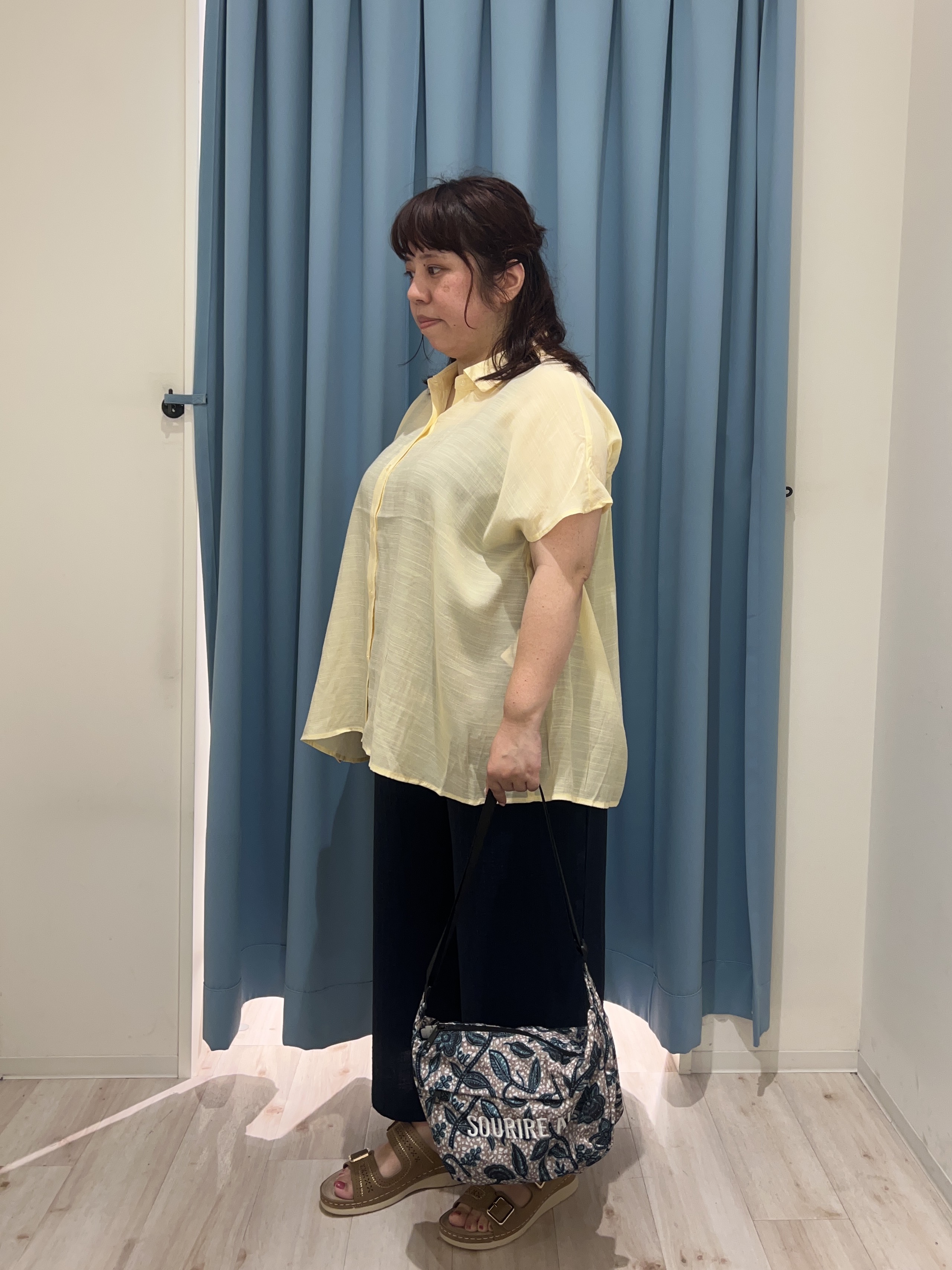 くーさんの「SHOO･LA･RUE｜【ひんやり/UV】ほんのりシアーで上品な バックギャザーブラウス」を使ったコーディネート