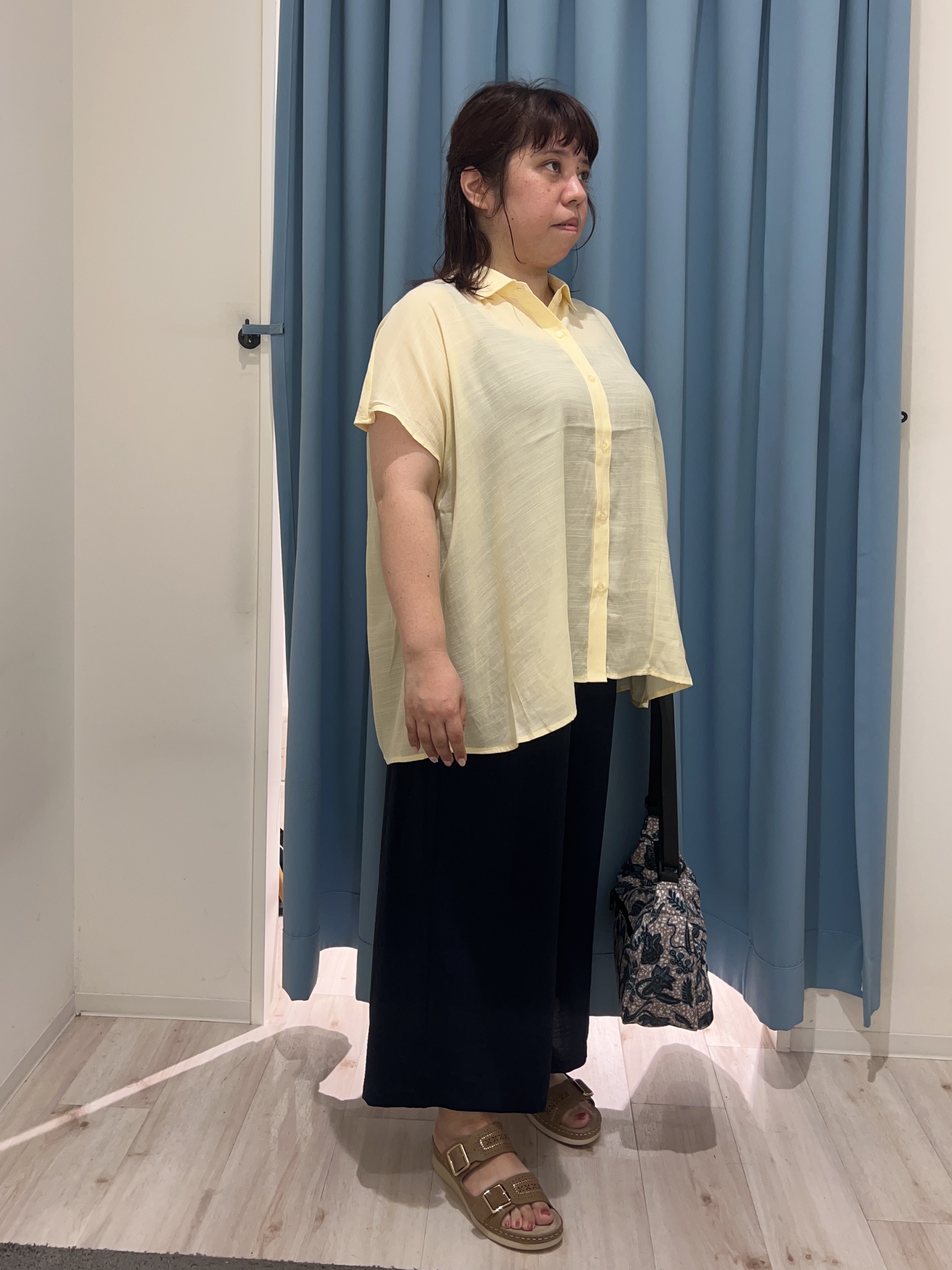 くーさんの「SHOO･LA･RUE｜【ひんやり/UV】ほんのりシアーで上品な バックギャザーブラウス」を使ったコーディネート
