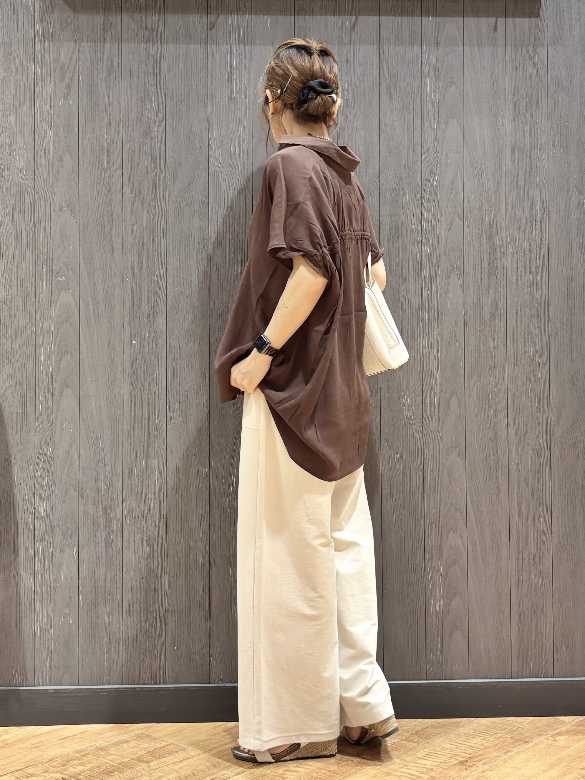 meiさんの「SHOO･LA･RUE｜【ひんやり/UV】ほんのりシアーで上品な バックギャザーブラウス」を使ったコーディネート