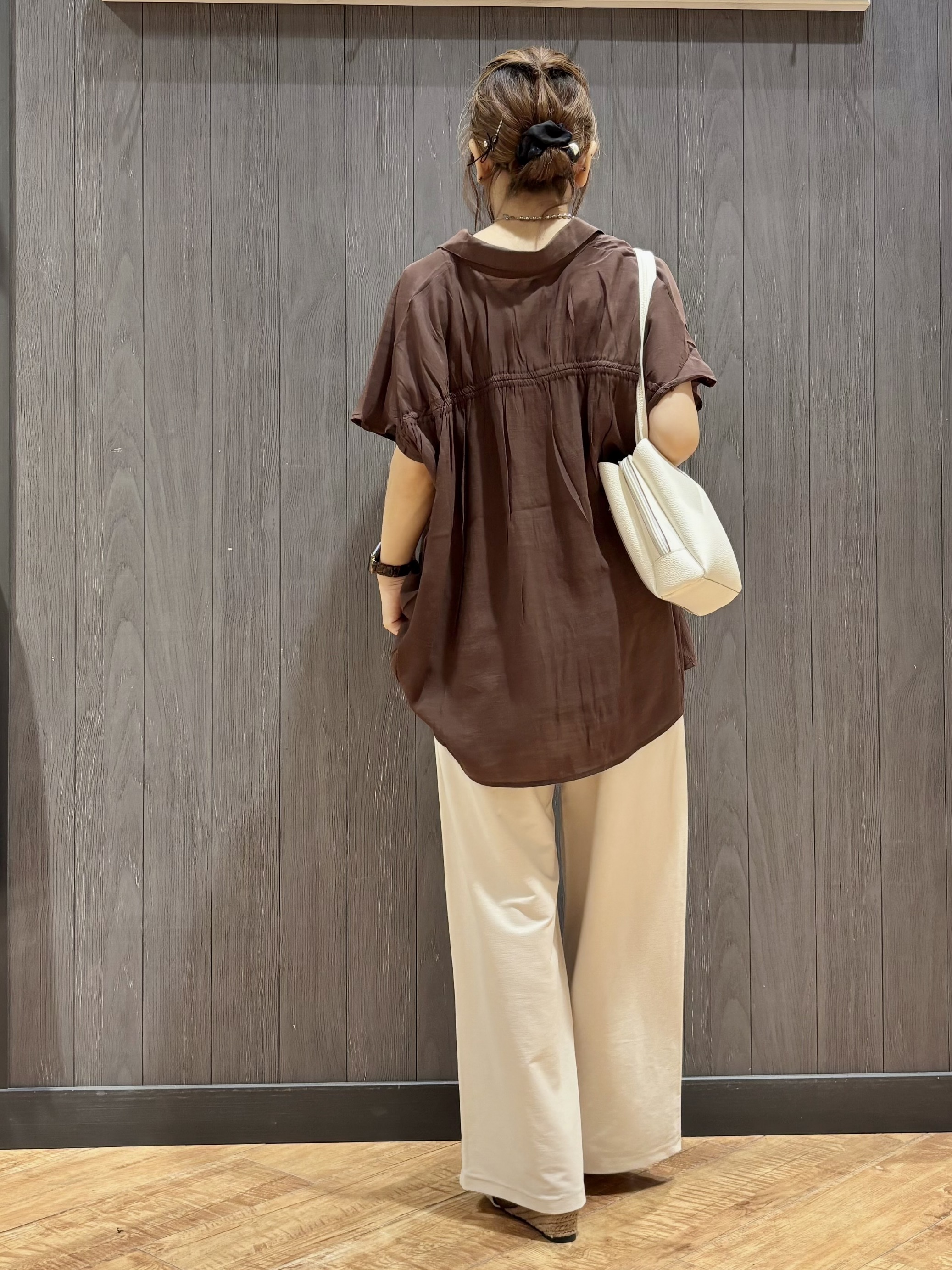 meiさんの「SHOO･LA･RUE｜【ひんやり/UV】ほんのりシアーで上品な バックギャザーブラウス」を使ったコーディネート