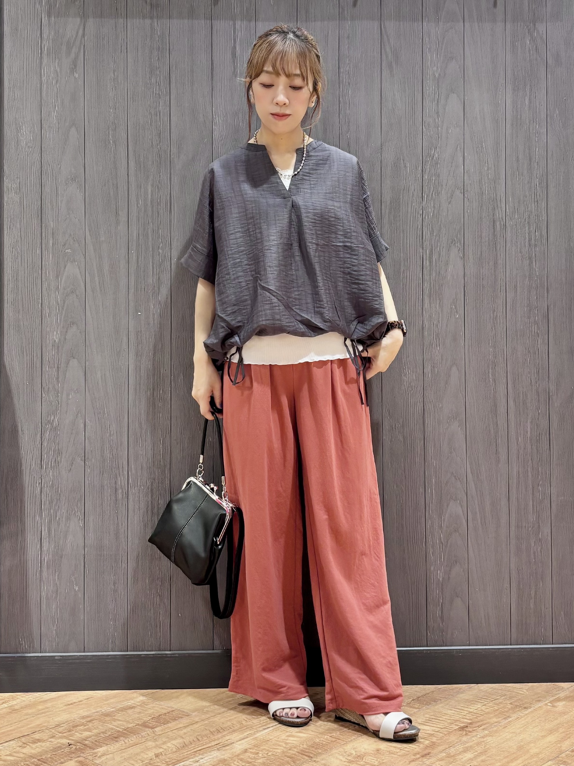meiさんの「SHOO･LA･RUE｜【高レビュー/体型カバー】インせず着られる スキッパー裾リボンブラウス」を使ったコーディネート