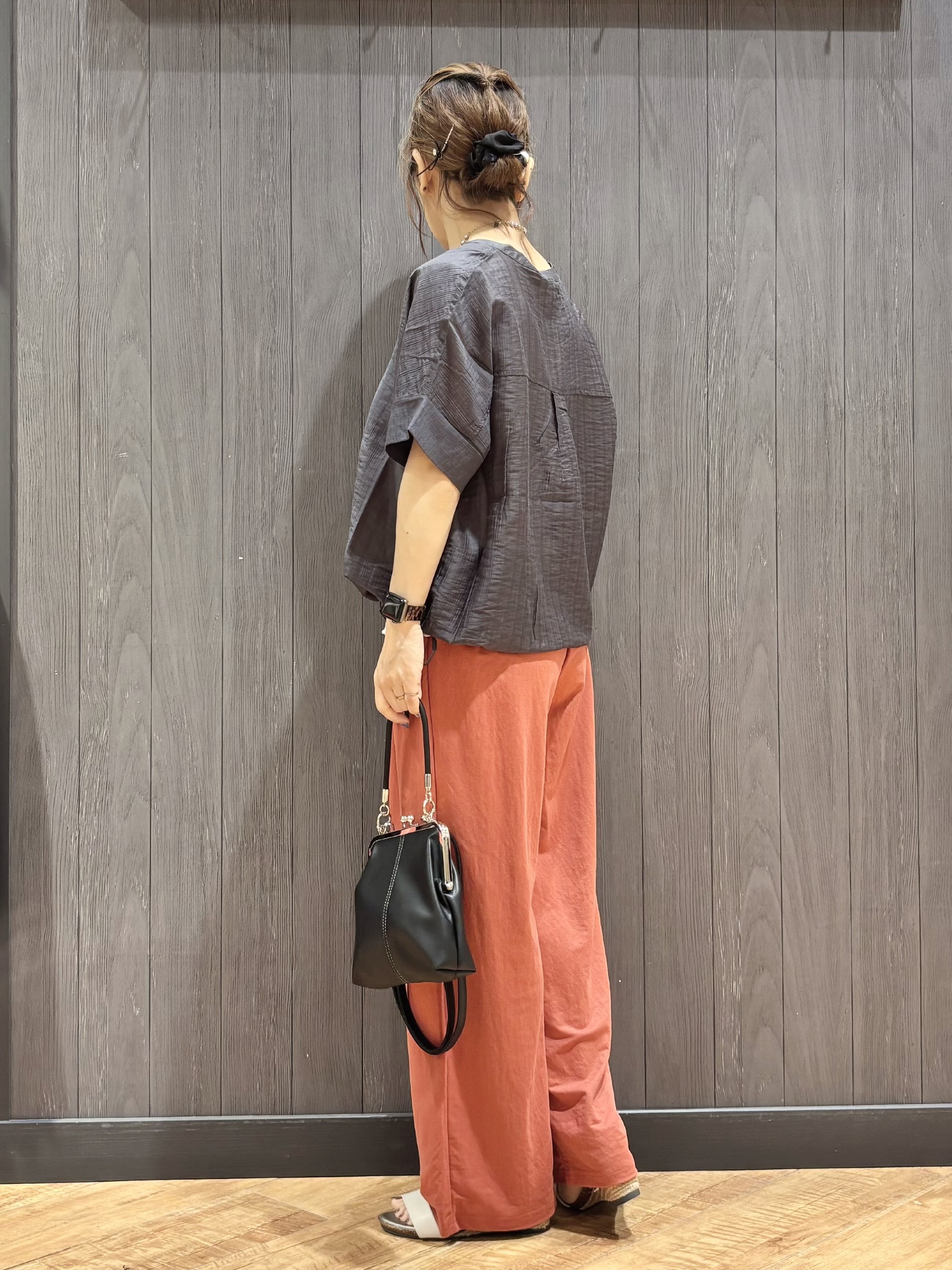 meiさんの「SHOO･LA･RUE｜【高レビュー/体型カバー】インせず着られる スキッパー裾リボンブラウス」を使ったコーディネート