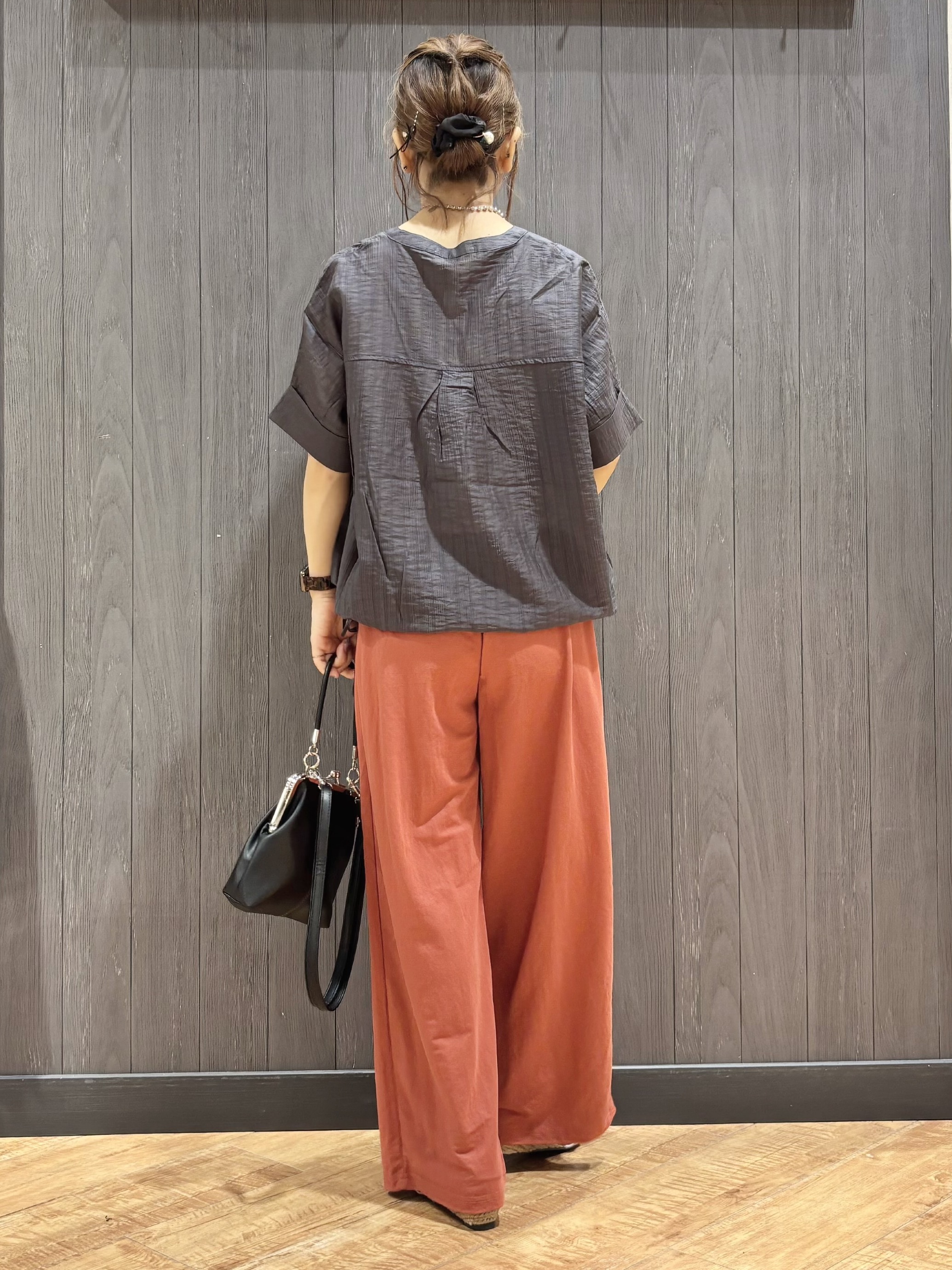 meiさんの「SHOO･LA･RUE｜【高レビュー/体型カバー】インせず着られる スキッパー裾リボンブラウス」を使ったコーディネート