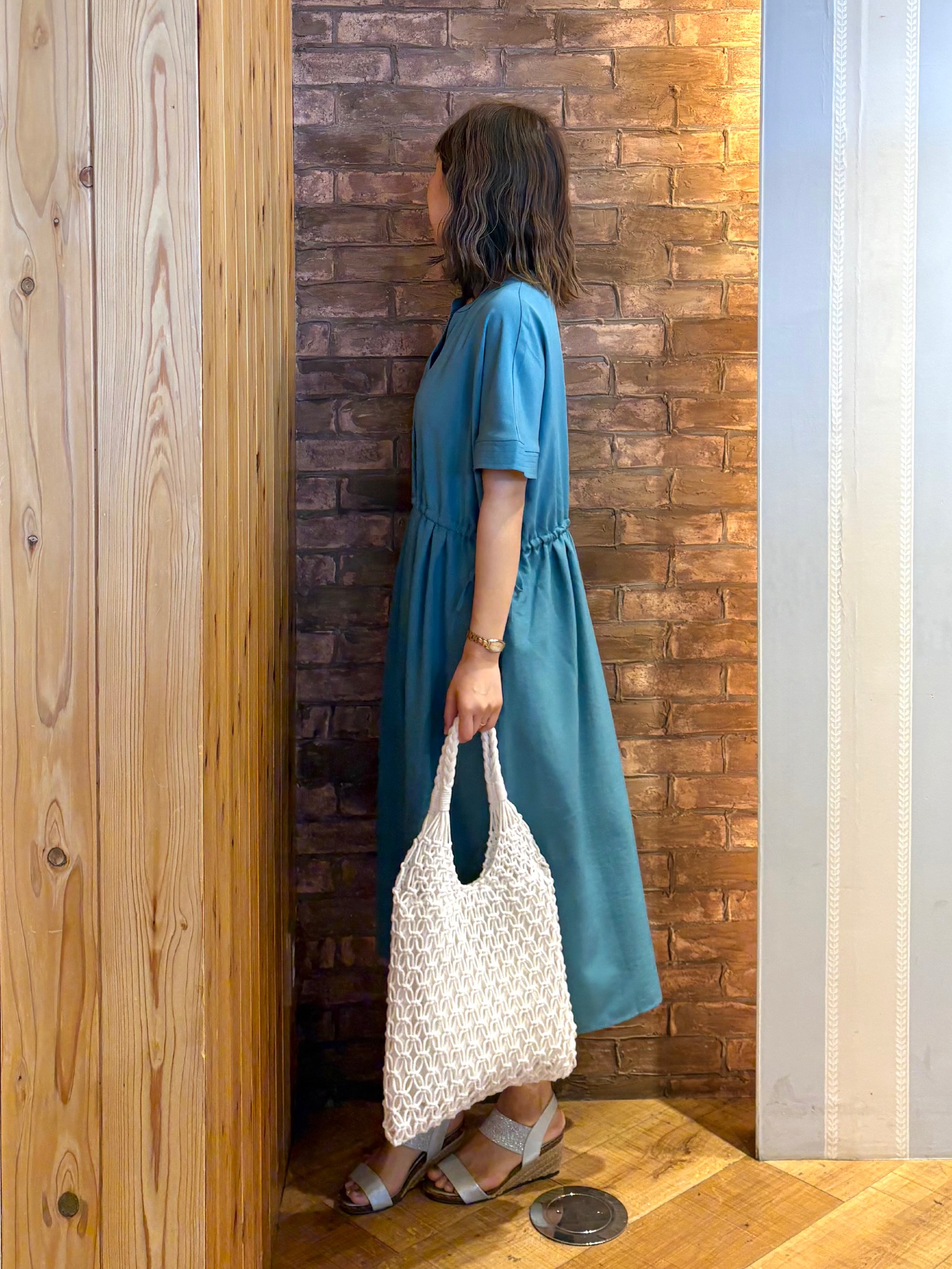 mieさんの「SHOO･LA･RUE｜【洗濯機可/体型カバー】ウエストシャーリングでお腹周りが気にならない 麻調スキッパー脇リボンワンピー」を使ったコーディネート