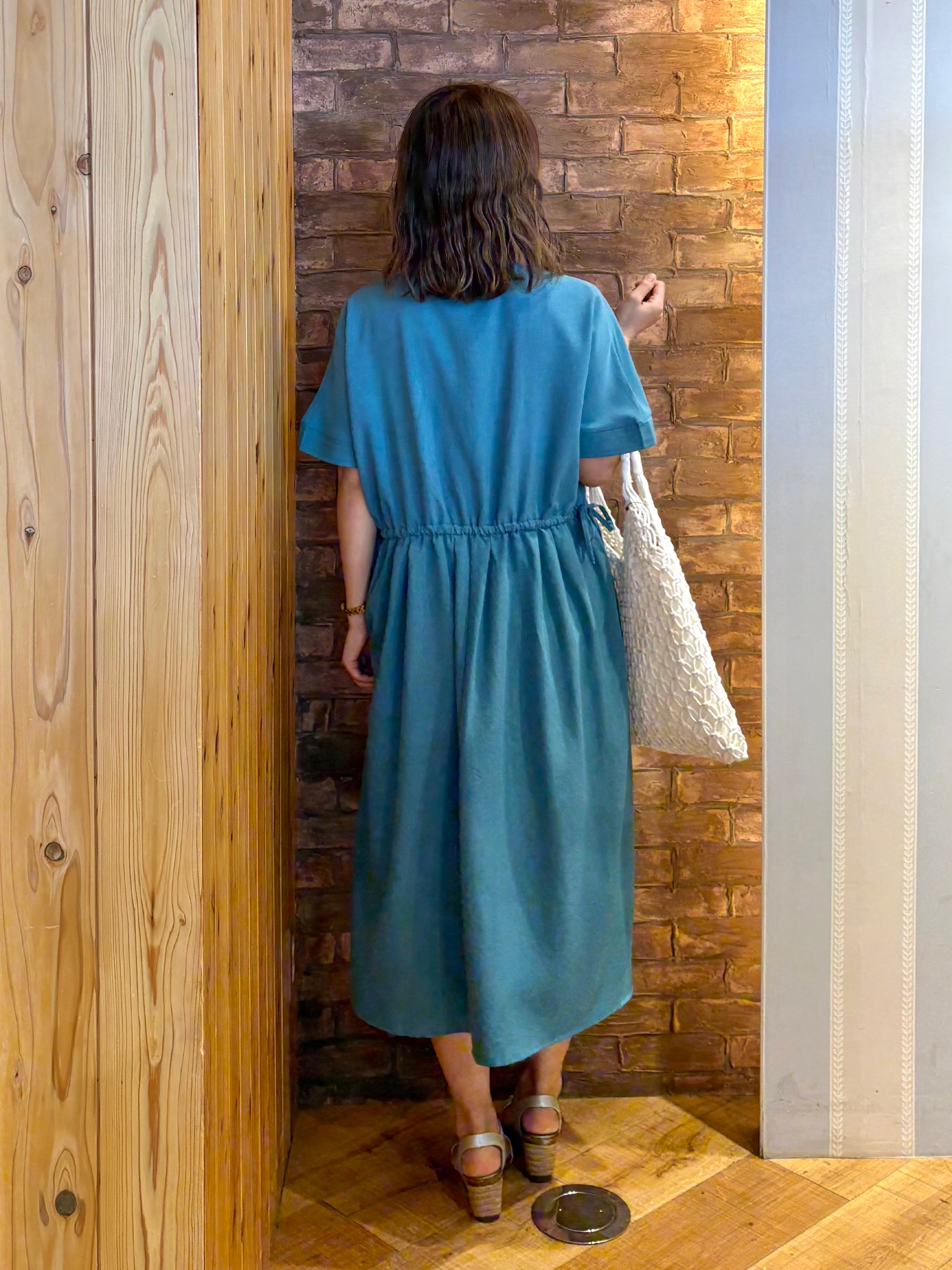 mieさんの「SHOO･LA･RUE｜【洗濯機可/体型カバー】ウエストシャーリングでお腹周りが気にならない 麻調スキッパー脇リボンワンピー」を使ったコーディネート