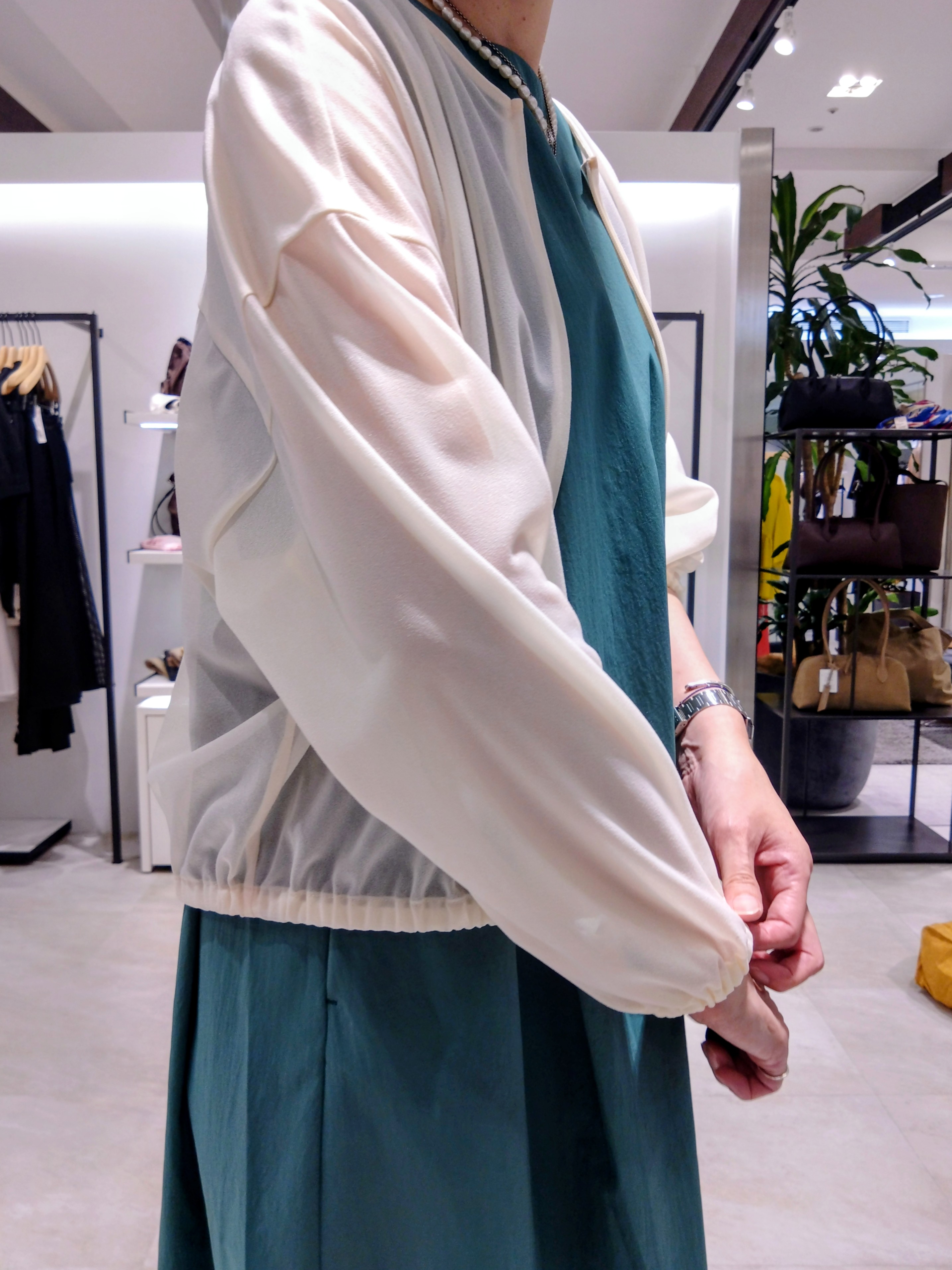 まちこさんの「UNTITLED｜トリコットシアーブラウス」を使ったコーディネート