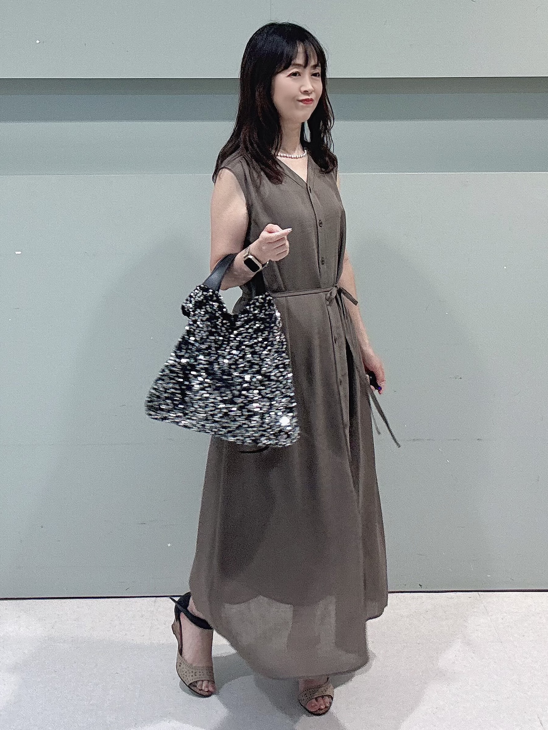 makiさんの「UNTITLED｜【通気性/前開きボタン】シアーVネックワンピース」を使ったコーディネート