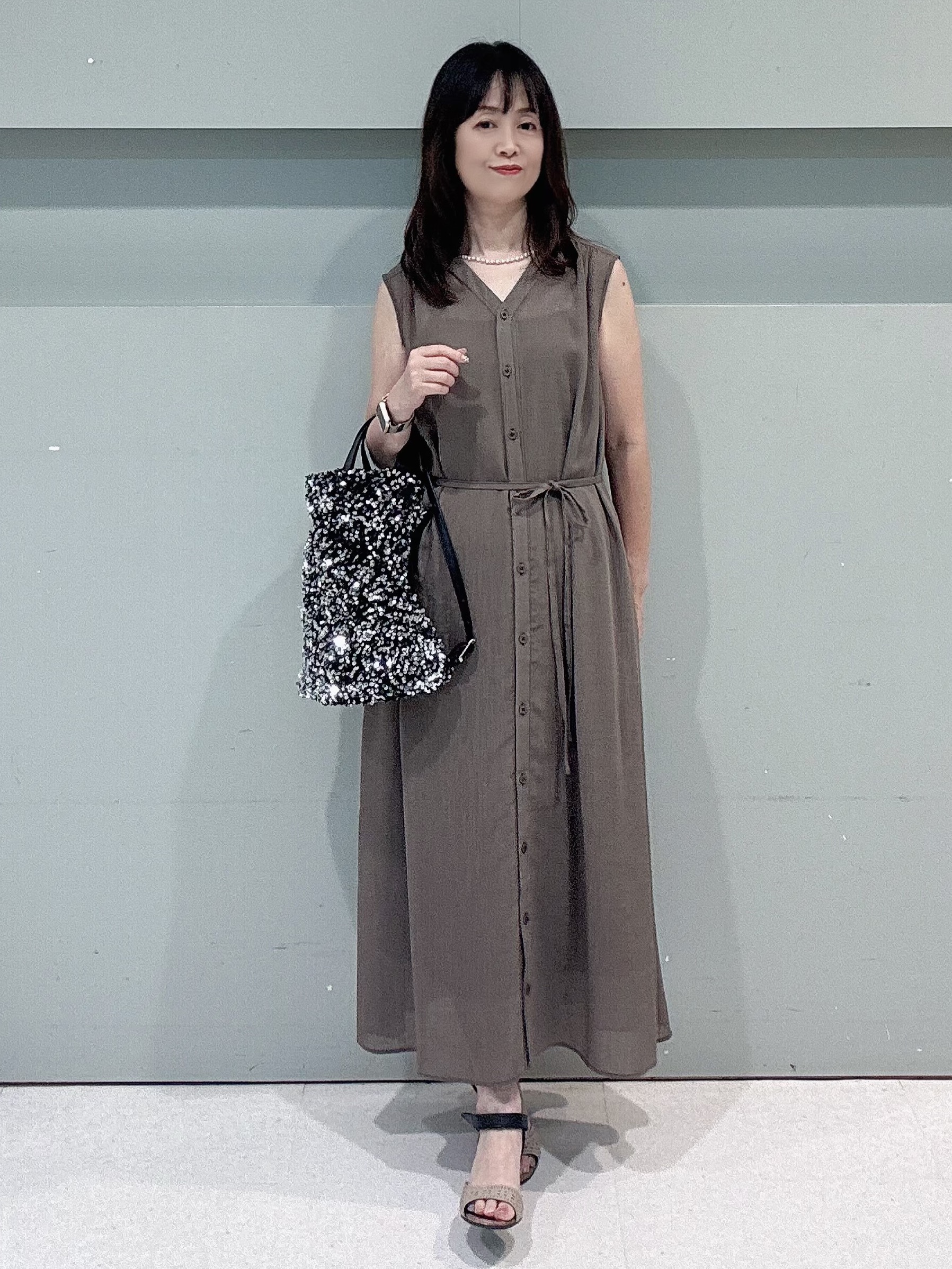 makiさんの「UNTITLED｜【通気性/前開きボタン】シアーVネックワンピース」を使ったコーディネート