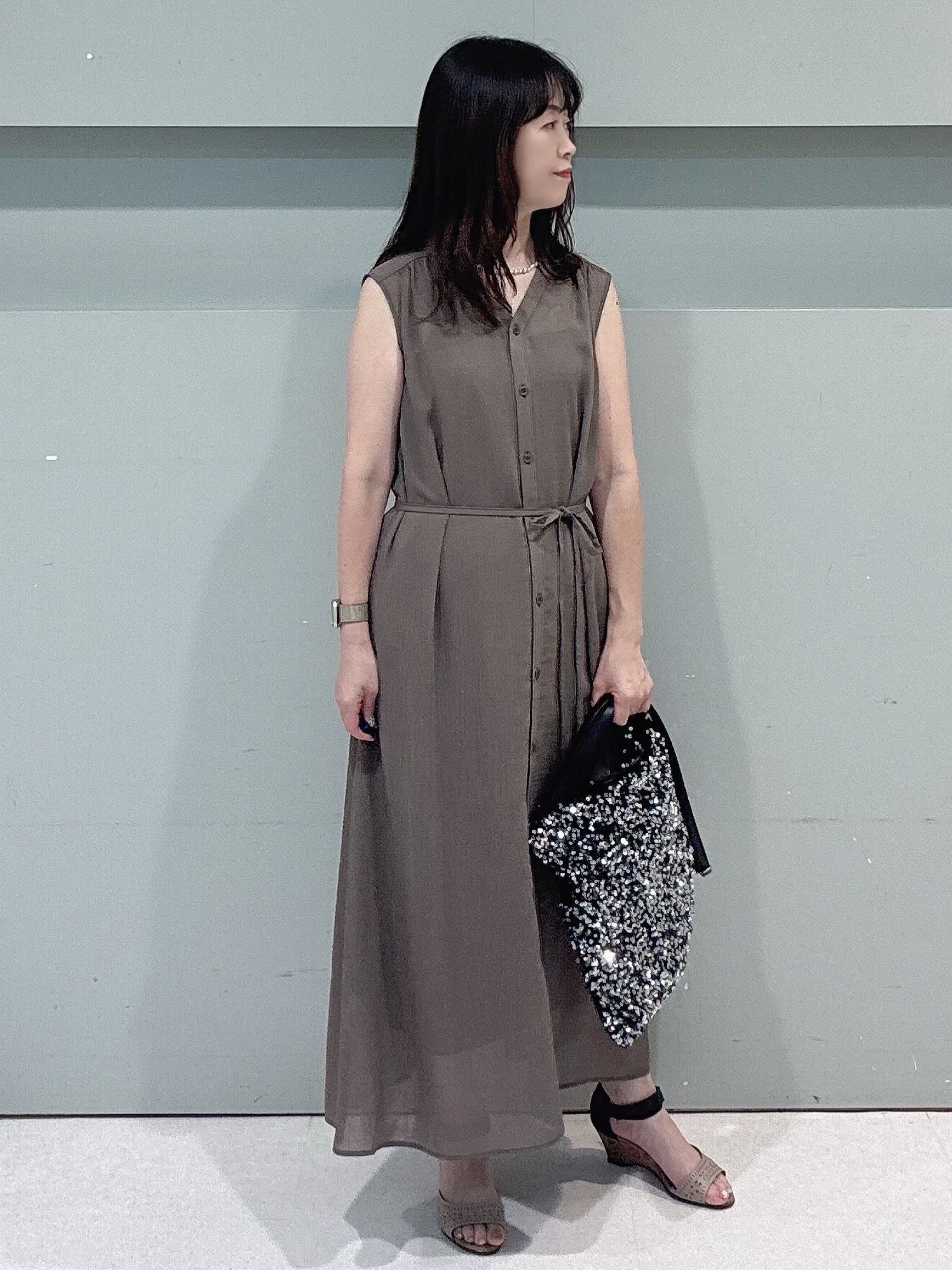 makiさんの「UNTITLED｜【通気性/前開きボタン】シアーVネックワンピース」を使ったコーディネート