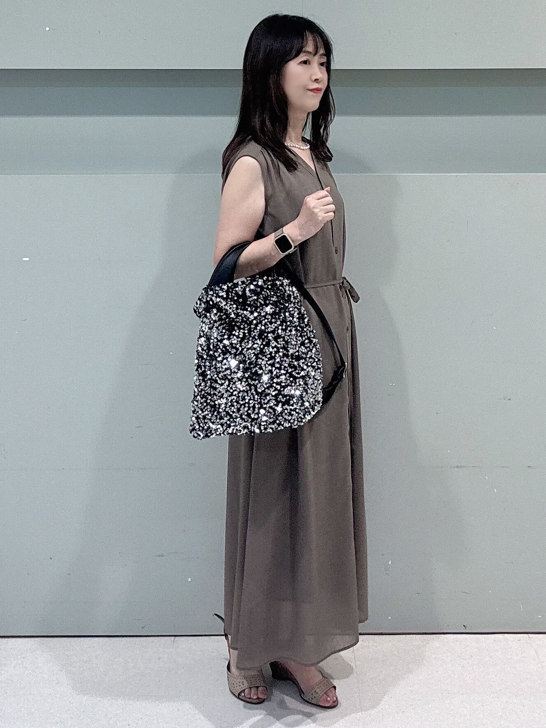 makiさんの「UNTITLED｜【通気性/前開きボタン】シアーVネックワンピース」を使ったコーディネート