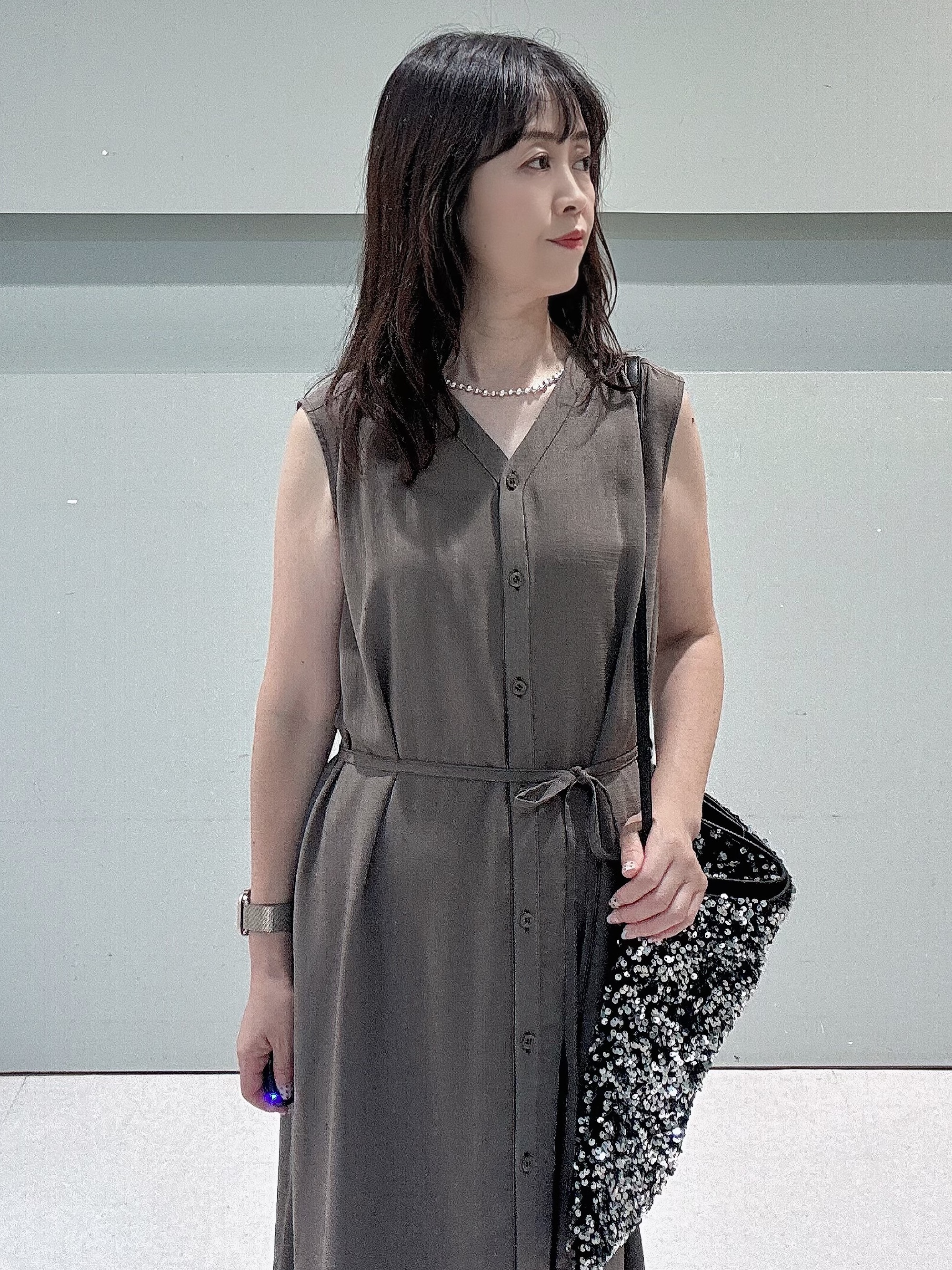 makiさんの「UNTITLED｜【通気性/前開きボタン】シアーVネックワンピース」を使ったコーディネート
