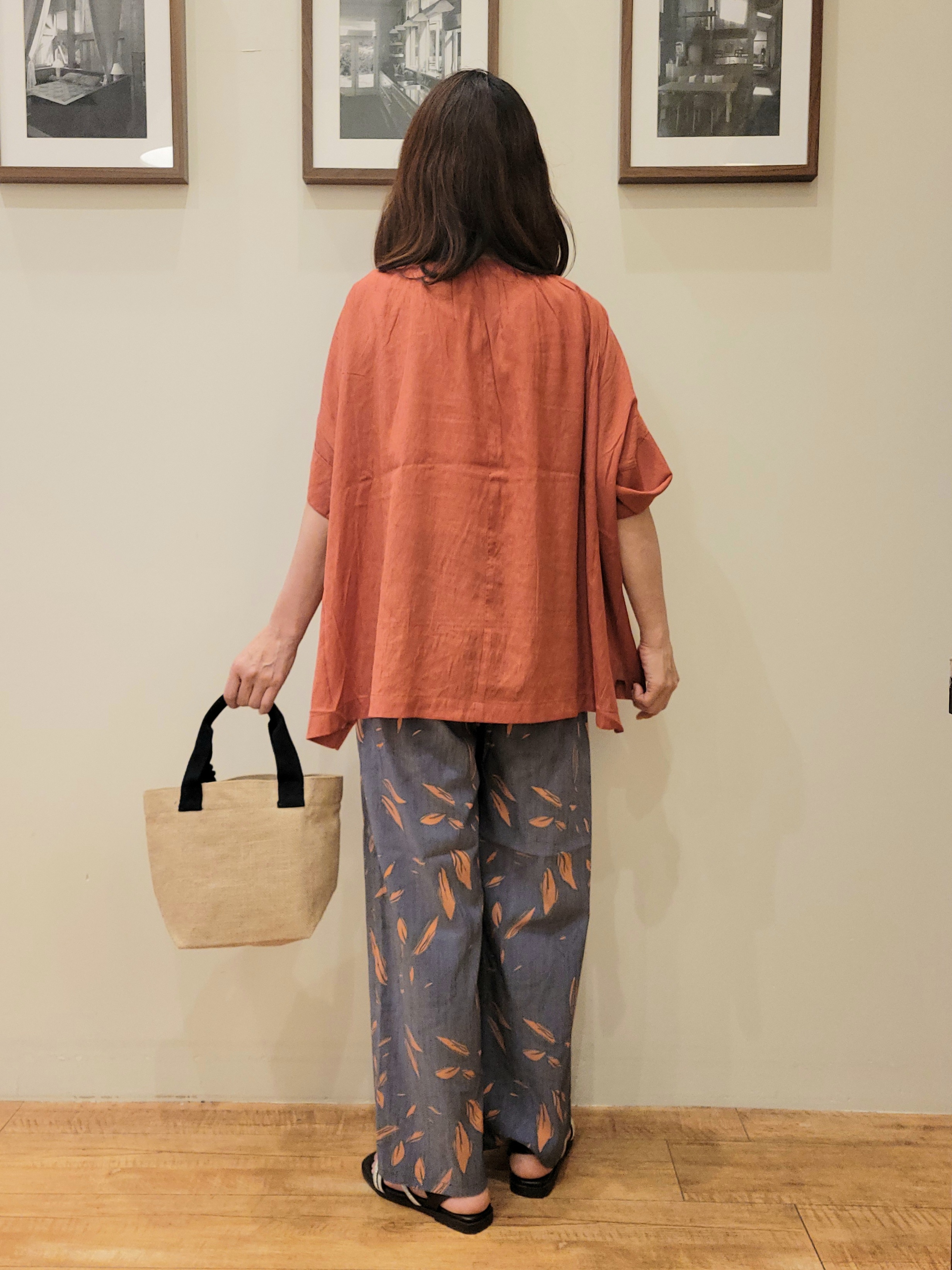 ユウさんの「SHOO･LA･RUE｜【2点セット/洗濯機可/インしないで着られる】リボン付きポンチョ風ブラウス＆タンクトップ」を使ったコーディネート