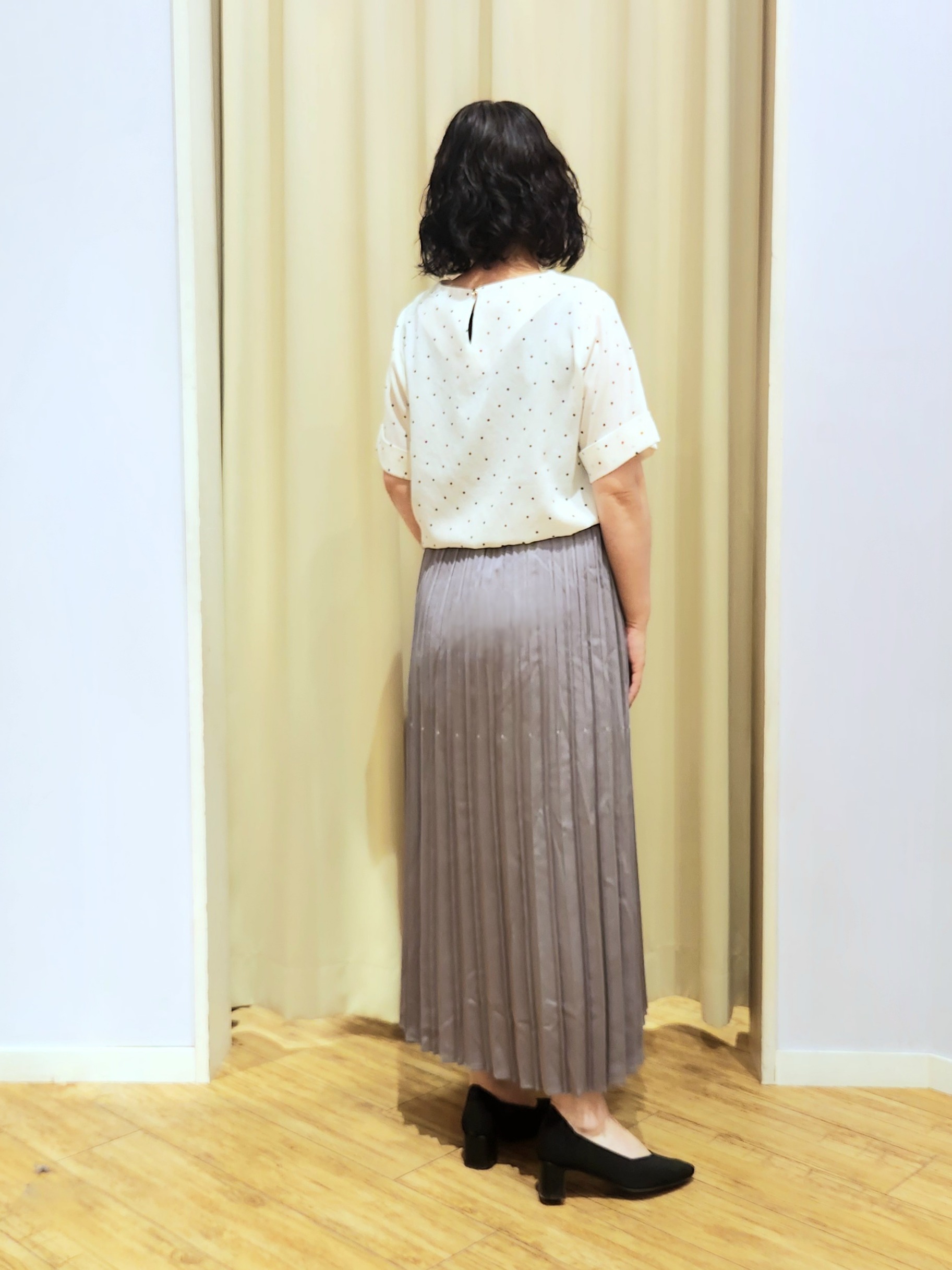 くまさんの「SHOO･LA･RUE｜【S-LL/洗濯機可】メタルバーがアクセント アクセいらずのドット柄ブラウス」を使ったコーディネート