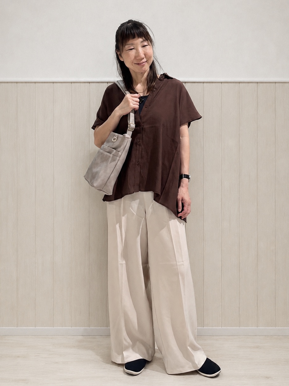 まつみさんの「SHOO･LA･RUE｜【ひんやり/UV】ほんのりシアーで上品な バックギャザーブラウス」を使ったコーディネート