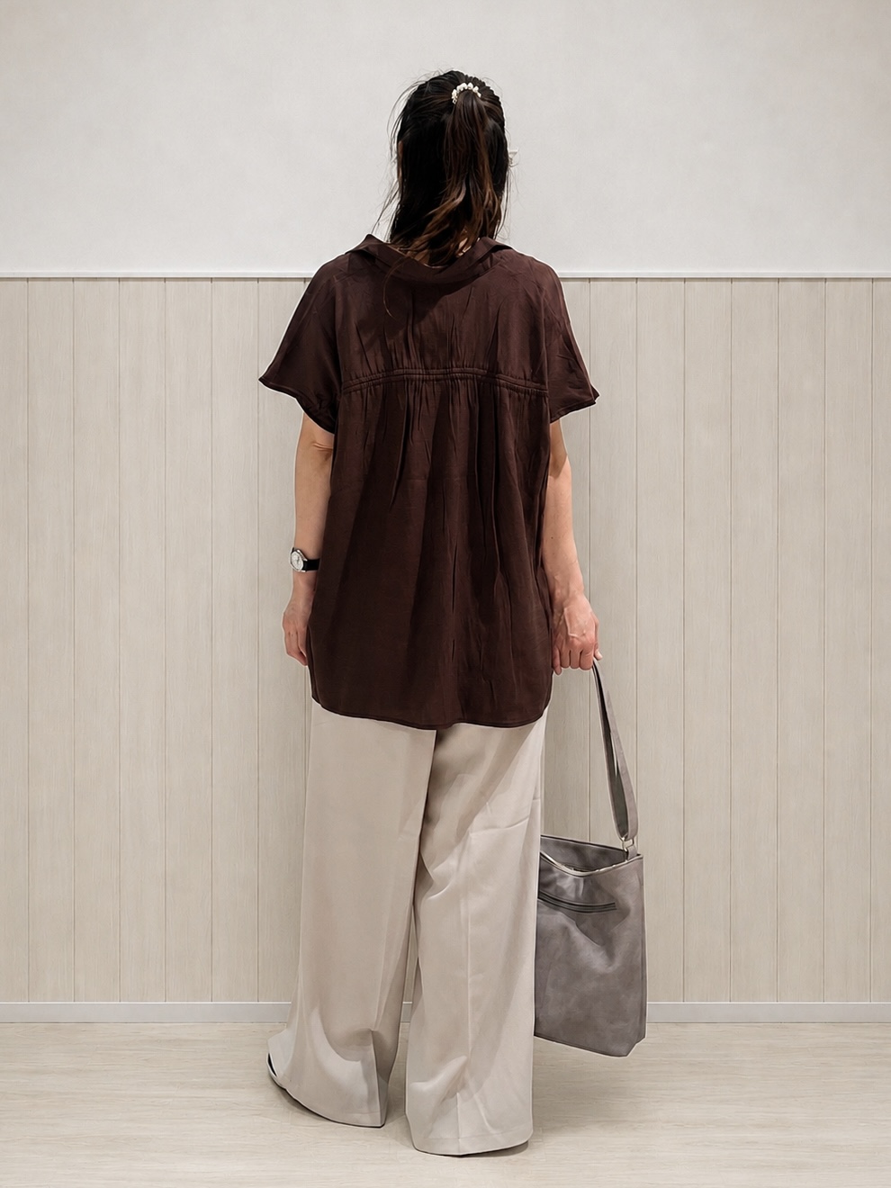 まつみさんの「SHOO･LA･RUE｜【ひんやり/UV】ほんのりシアーで上品な バックギャザーブラウス」を使ったコーディネート