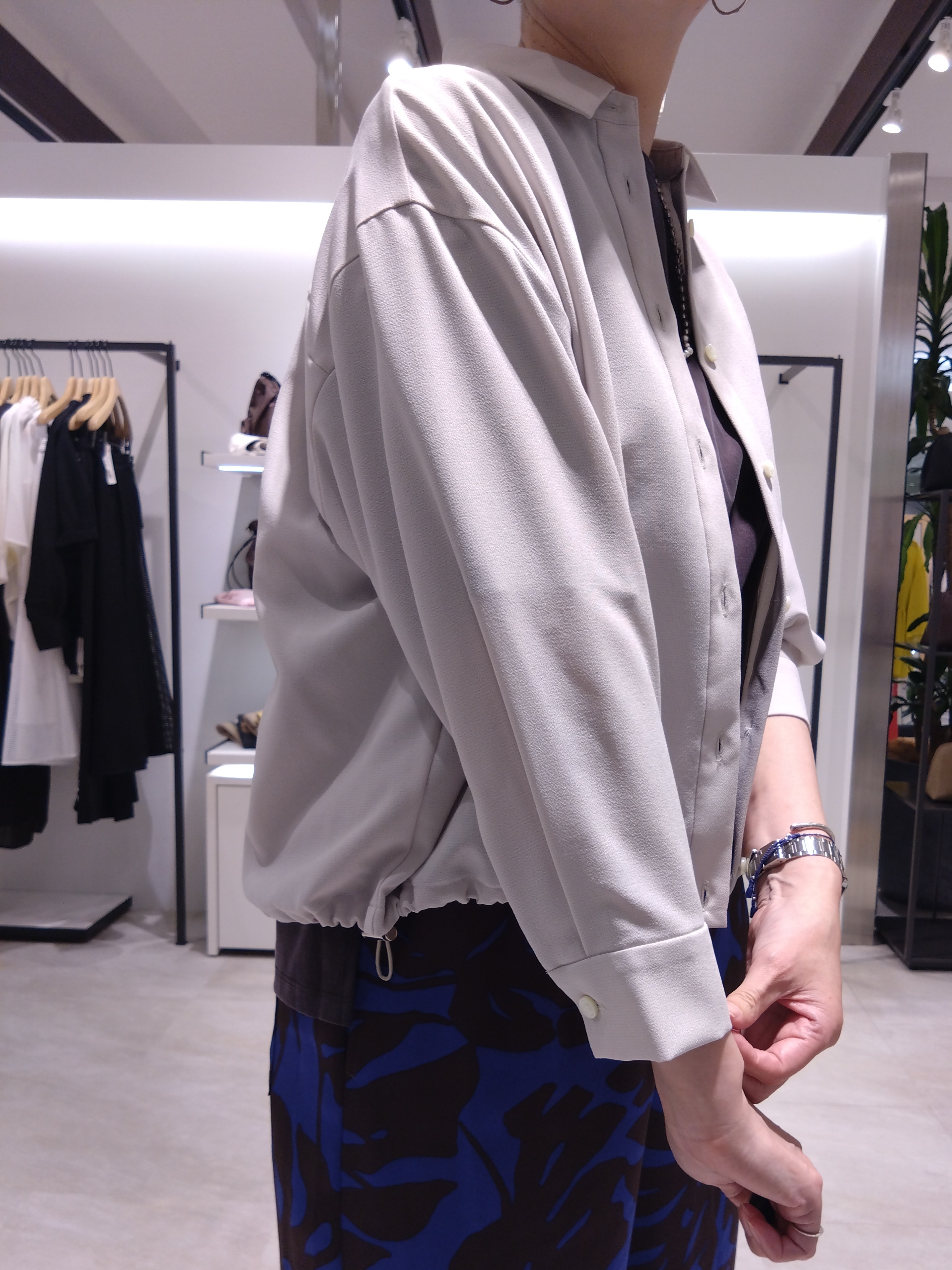 まちこさんの「UNTITLED｜【セットアップ可/UVカット/接触冷感】エアリークールドロストシャツ」を使ったコーディネート