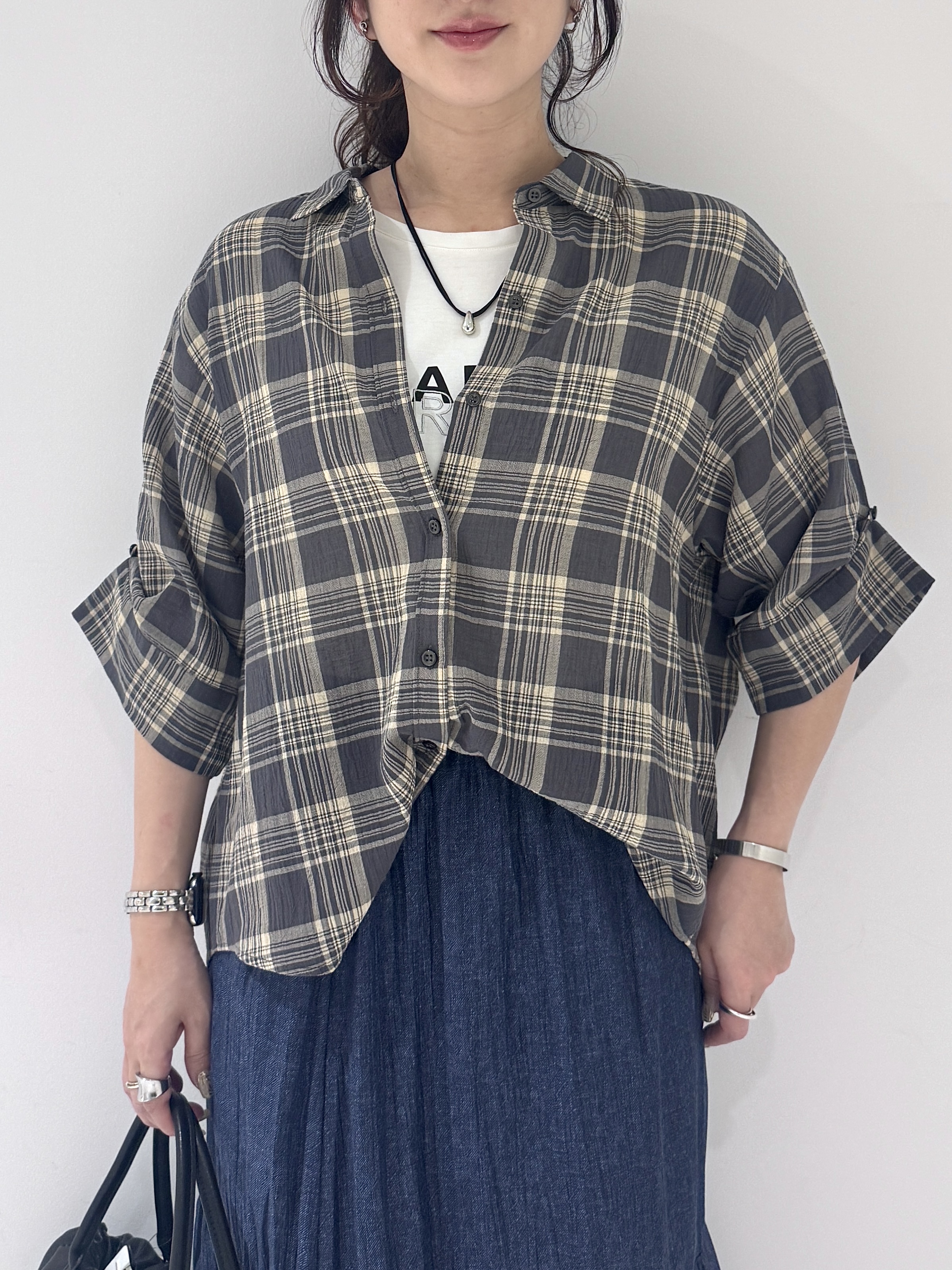 そんさんの「INDIVI｜【透け感／2WAY】袖アレンジ チェックシャツ」を使ったコーディネート
