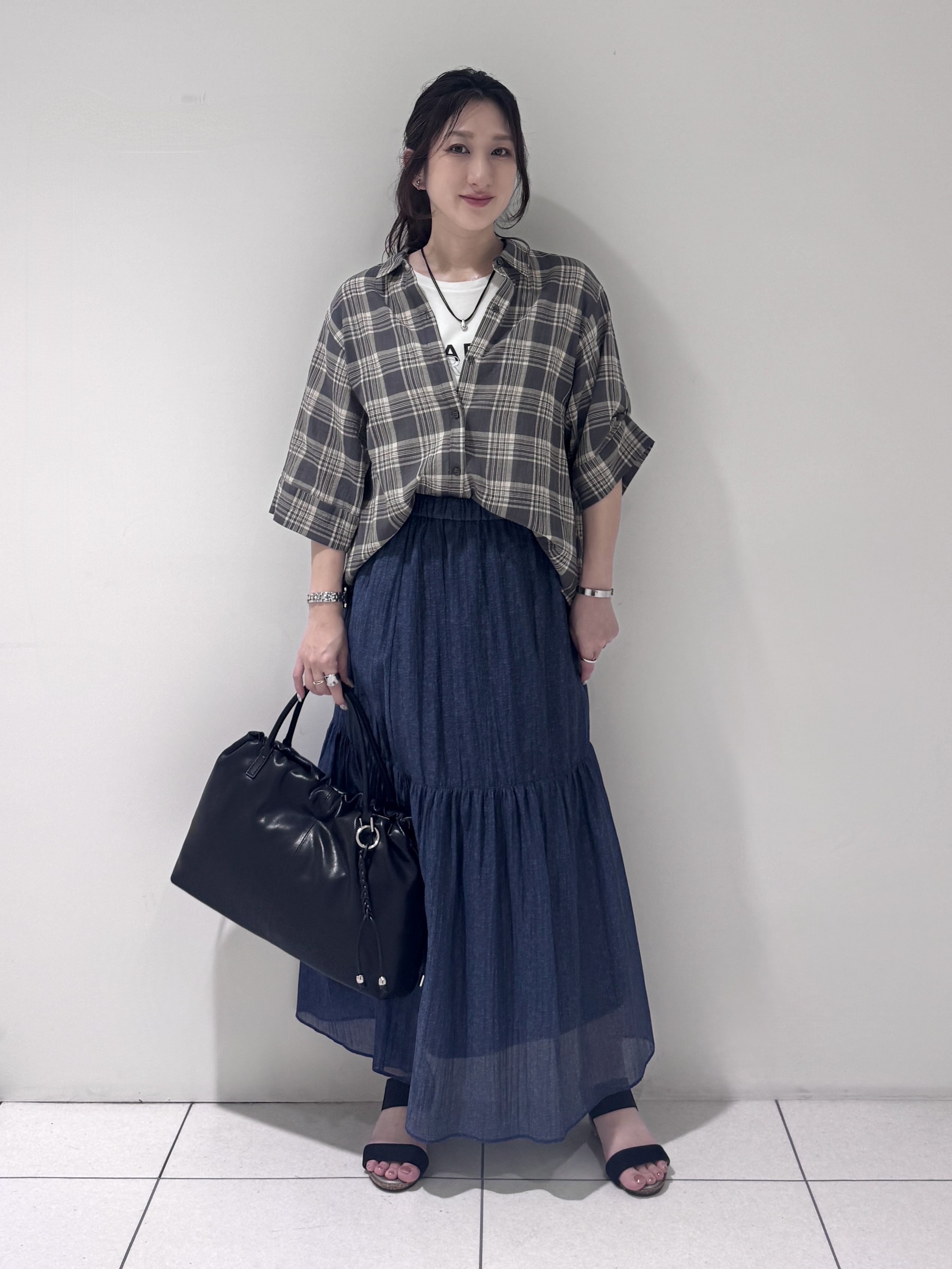 そんさんの「INDIVI｜【透け感／2WAY】袖アレンジ チェックシャツ」を使ったコーディネート