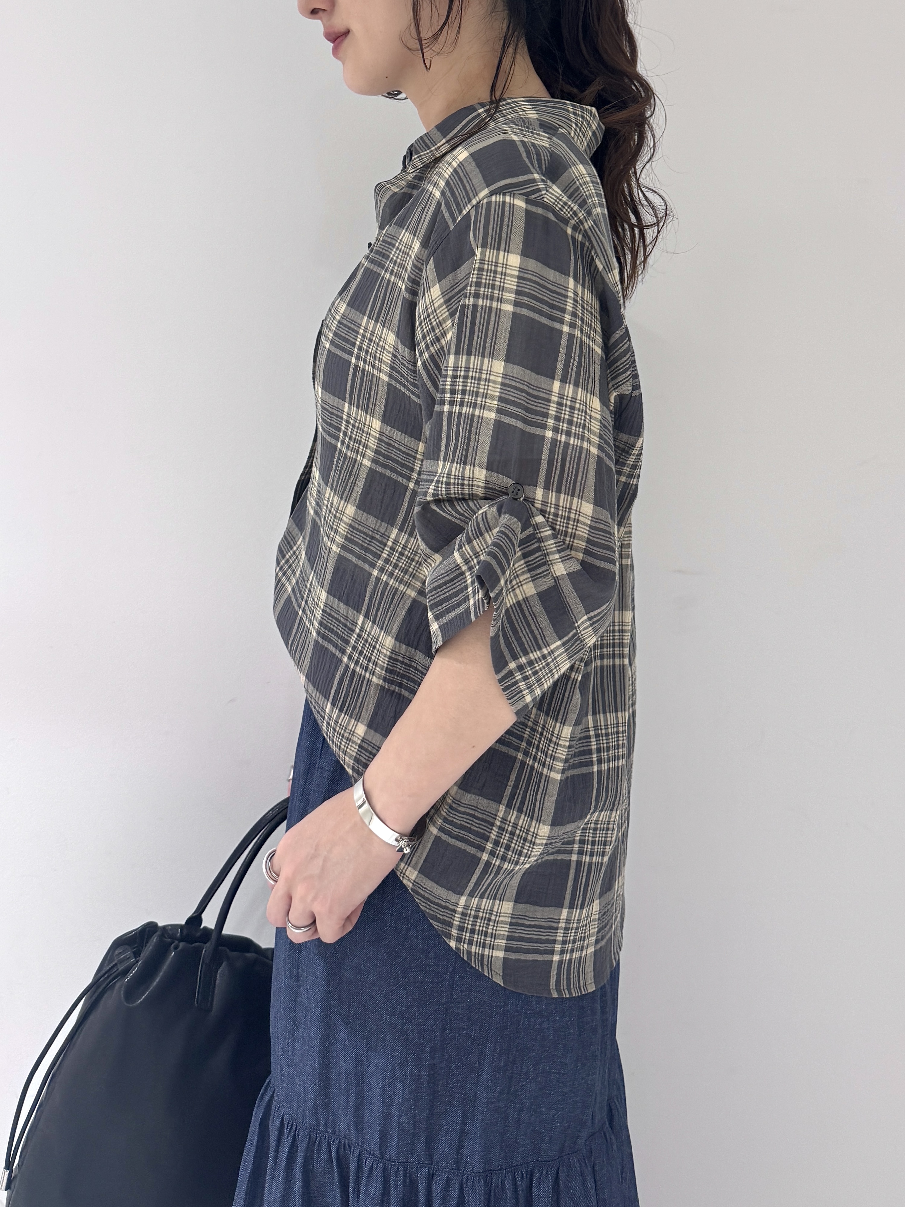 そんさんの「INDIVI｜【透け感／2WAY】袖アレンジ チェックシャツ」を使ったコーディネート