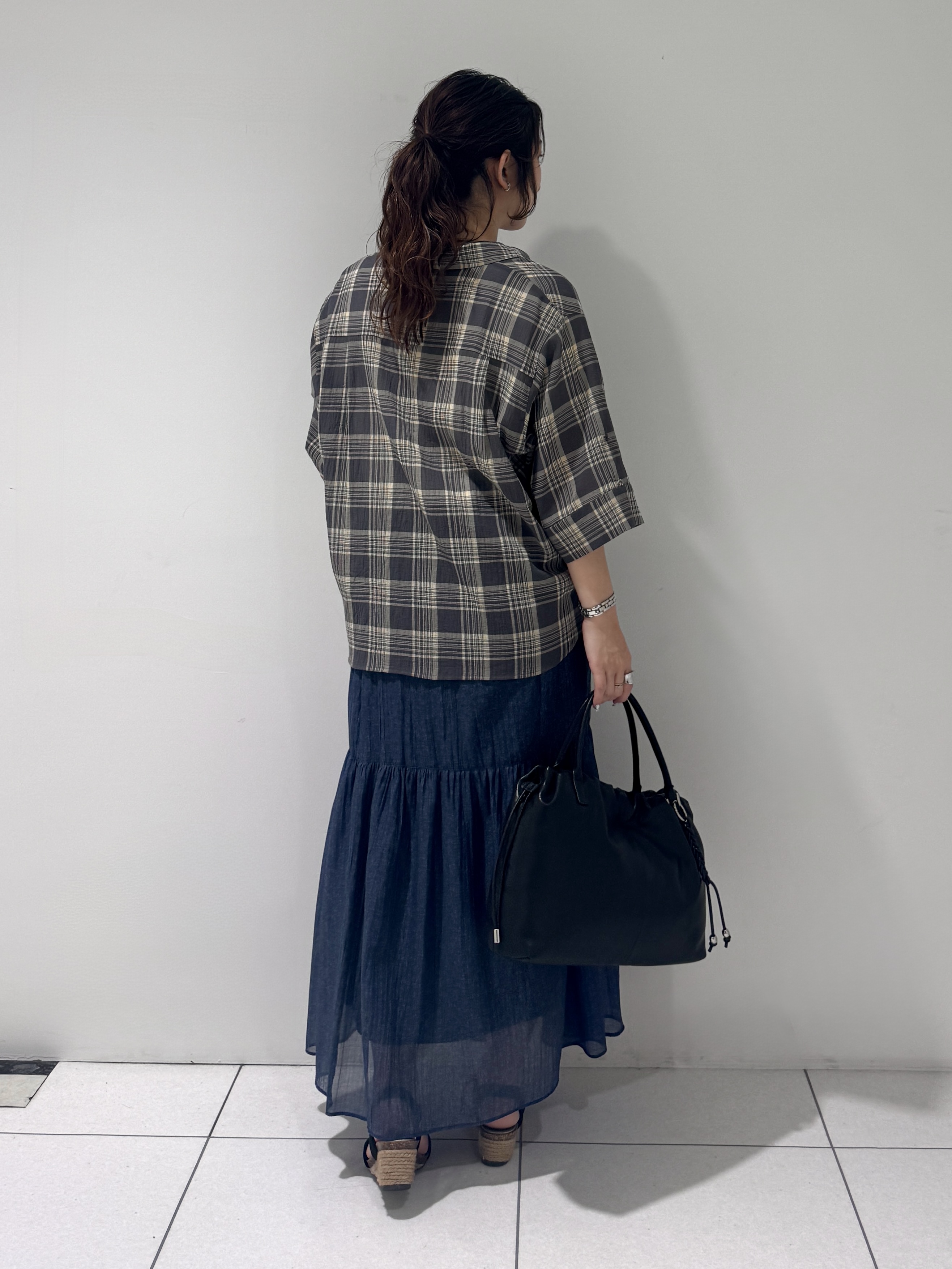 そんさんの「INDIVI｜【透け感／2WAY】袖アレンジ チェックシャツ」を使ったコーディネート