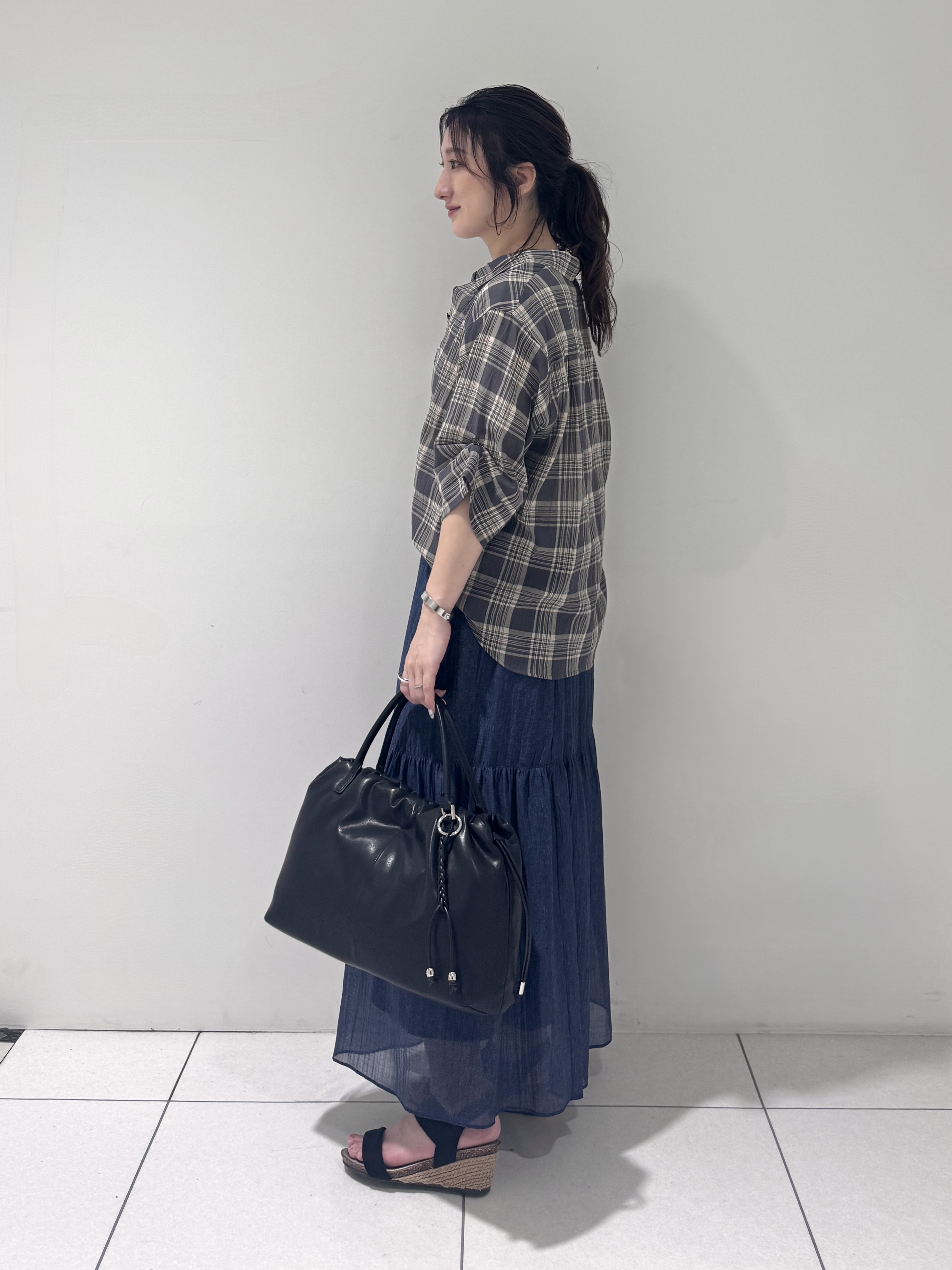 そんさんの「INDIVI｜【透け感／2WAY】袖アレンジ チェックシャツ」を使ったコーディネート