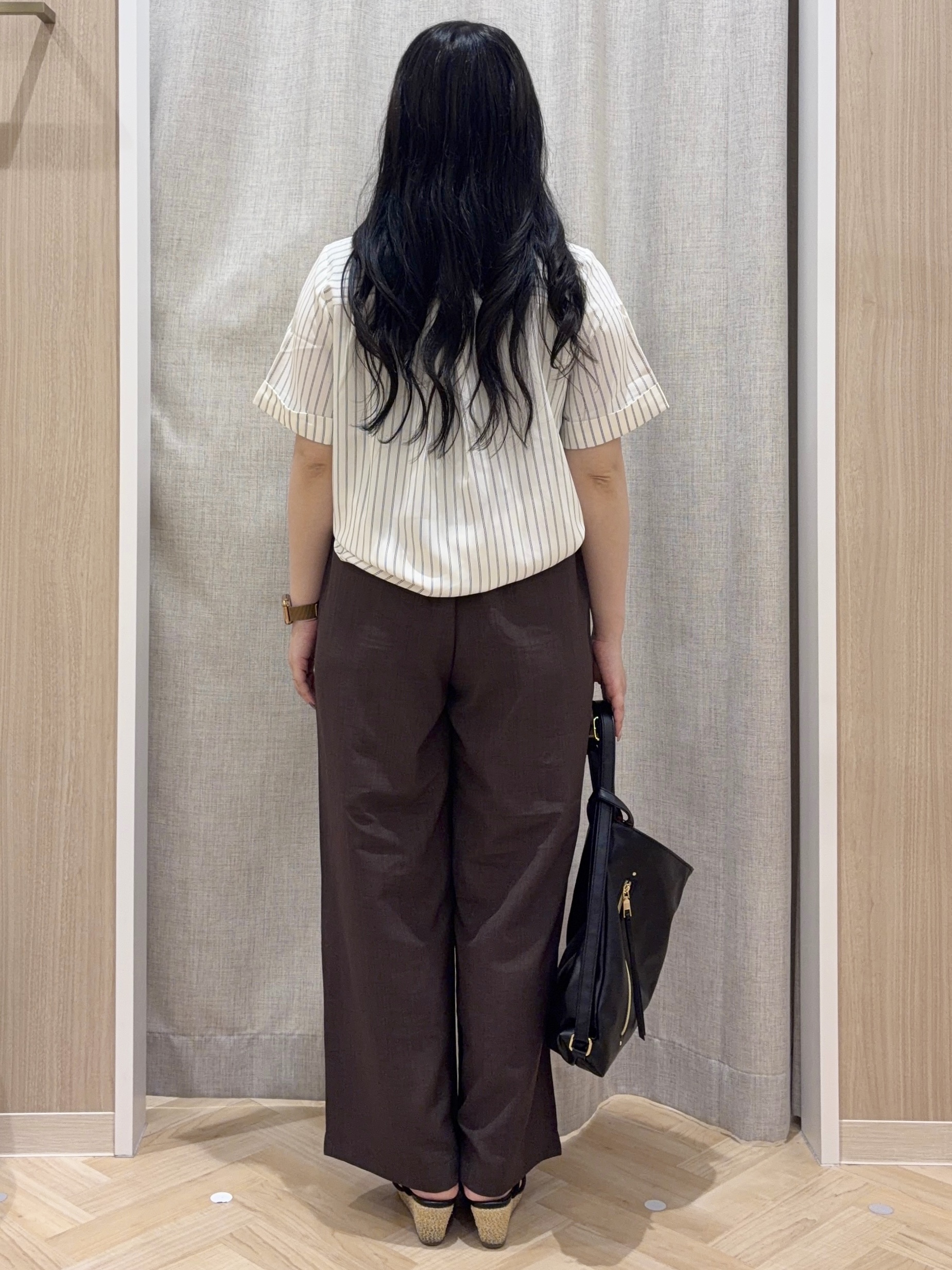 minamiさんの「grove｜半袖になって再登場！【洗える】チャーム付きマルチWAYボウタイブラウス」を使ったコーディネート