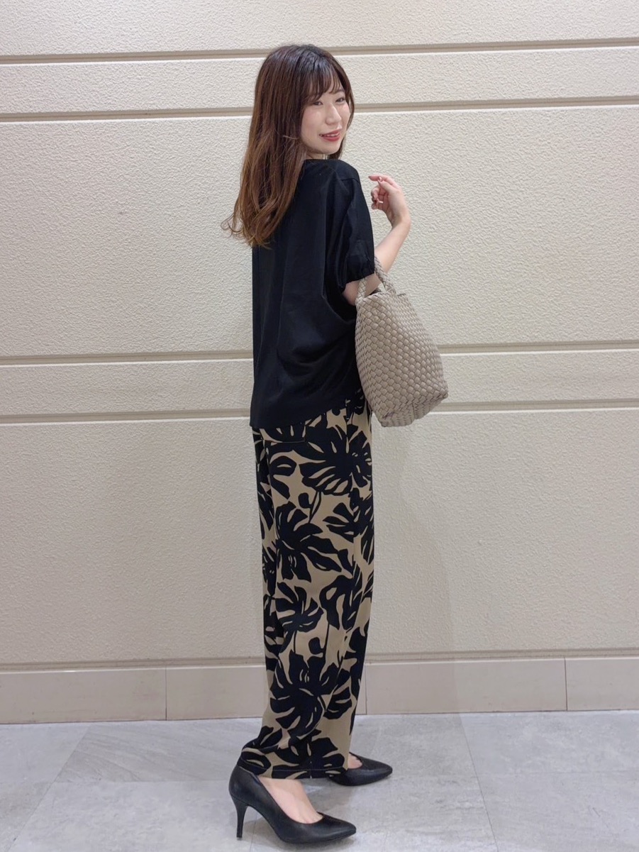 ユナさんの「UNTITLED｜【ウエストゴム】リーフプリントワイドパンツ」を使ったコーディネート