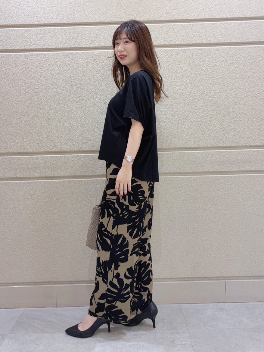 ユナさんの「UNTITLED｜【ウエストゴム】リーフプリントワイドパンツ」を使ったコーディネート