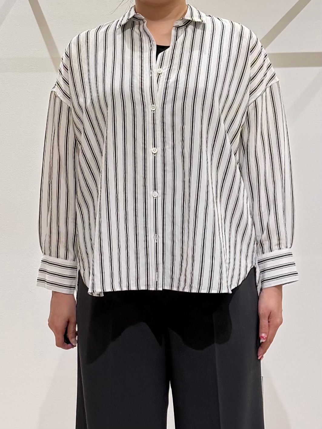 TOMOMIさんの「UNTITLED｜ストライプシャツ」を使ったコーディネート