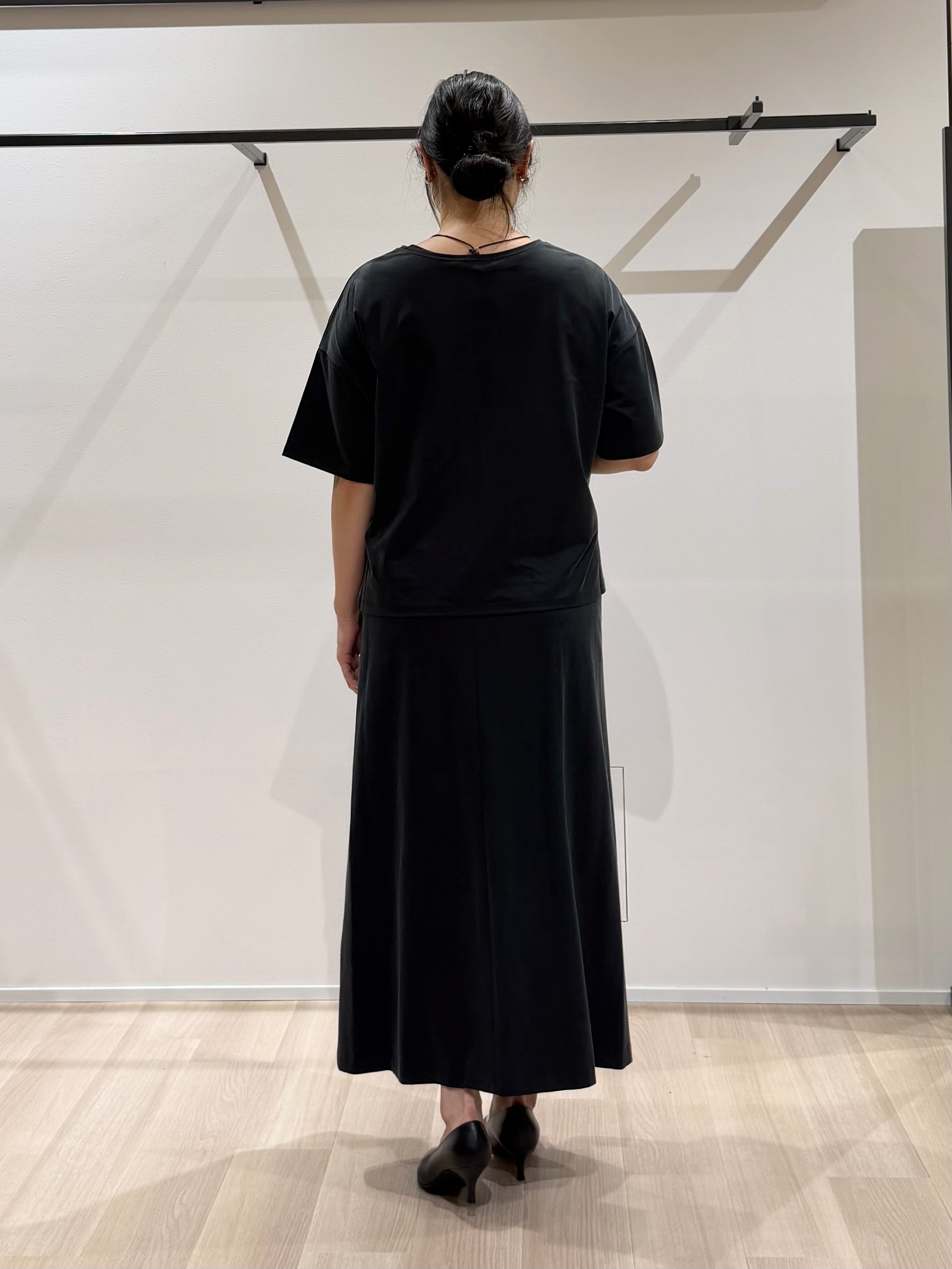 TOMOMIさんの「UNTITLED｜【セットアップ可/接触冷感】ヴィンテージライクプルオーバー」を使ったコーディネート