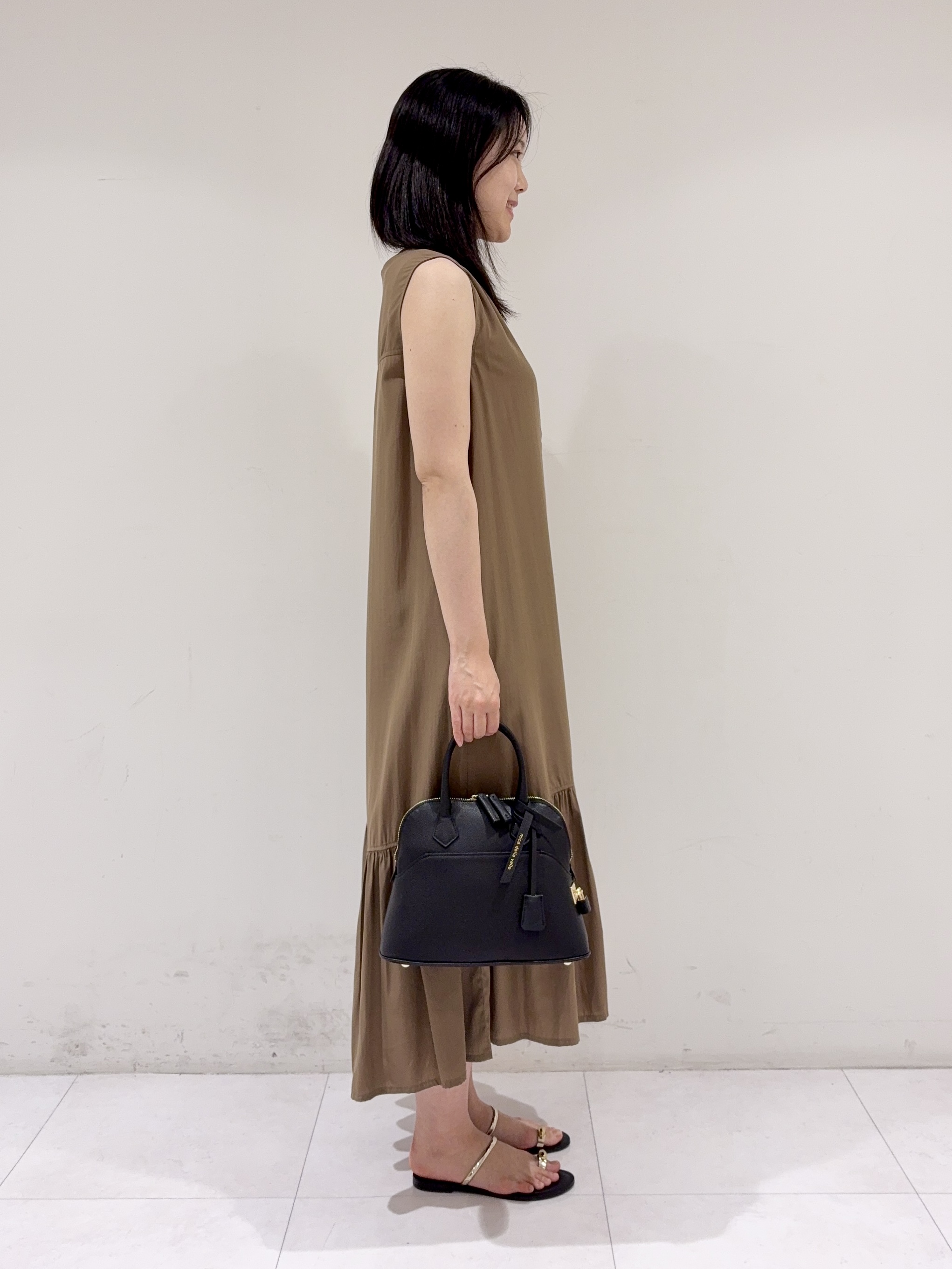 ayaさんの「DRESSTERIOR｜【ウォッシャブル】ノースリーブギャザーヘムワンピース」を使ったコーディネート