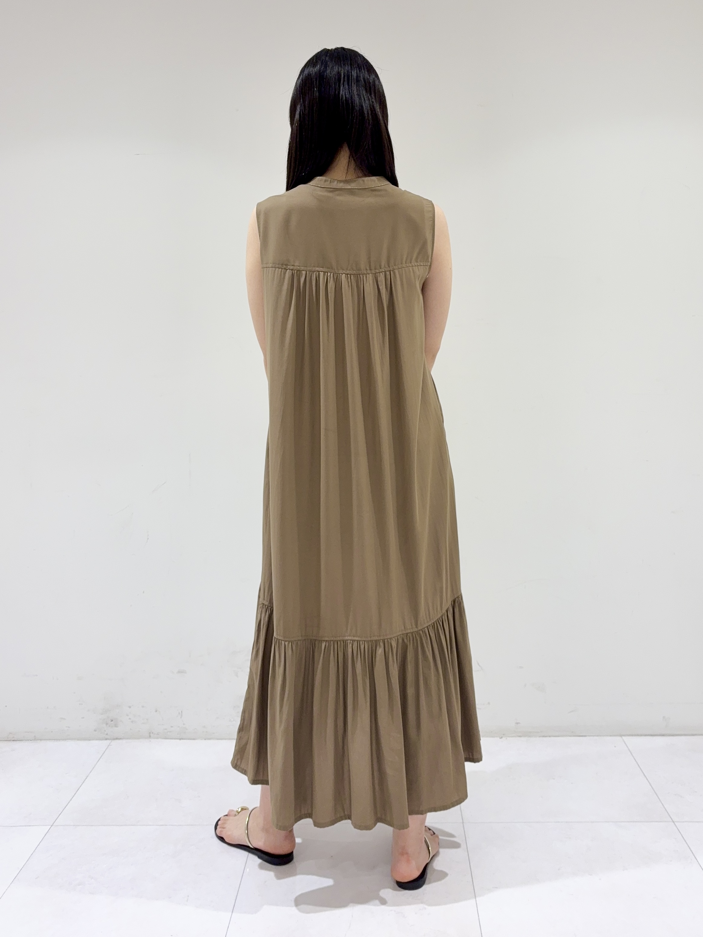ayaさんの「DRESSTERIOR｜【ウォッシャブル】ノースリーブギャザーヘムワンピース」を使ったコーディネート