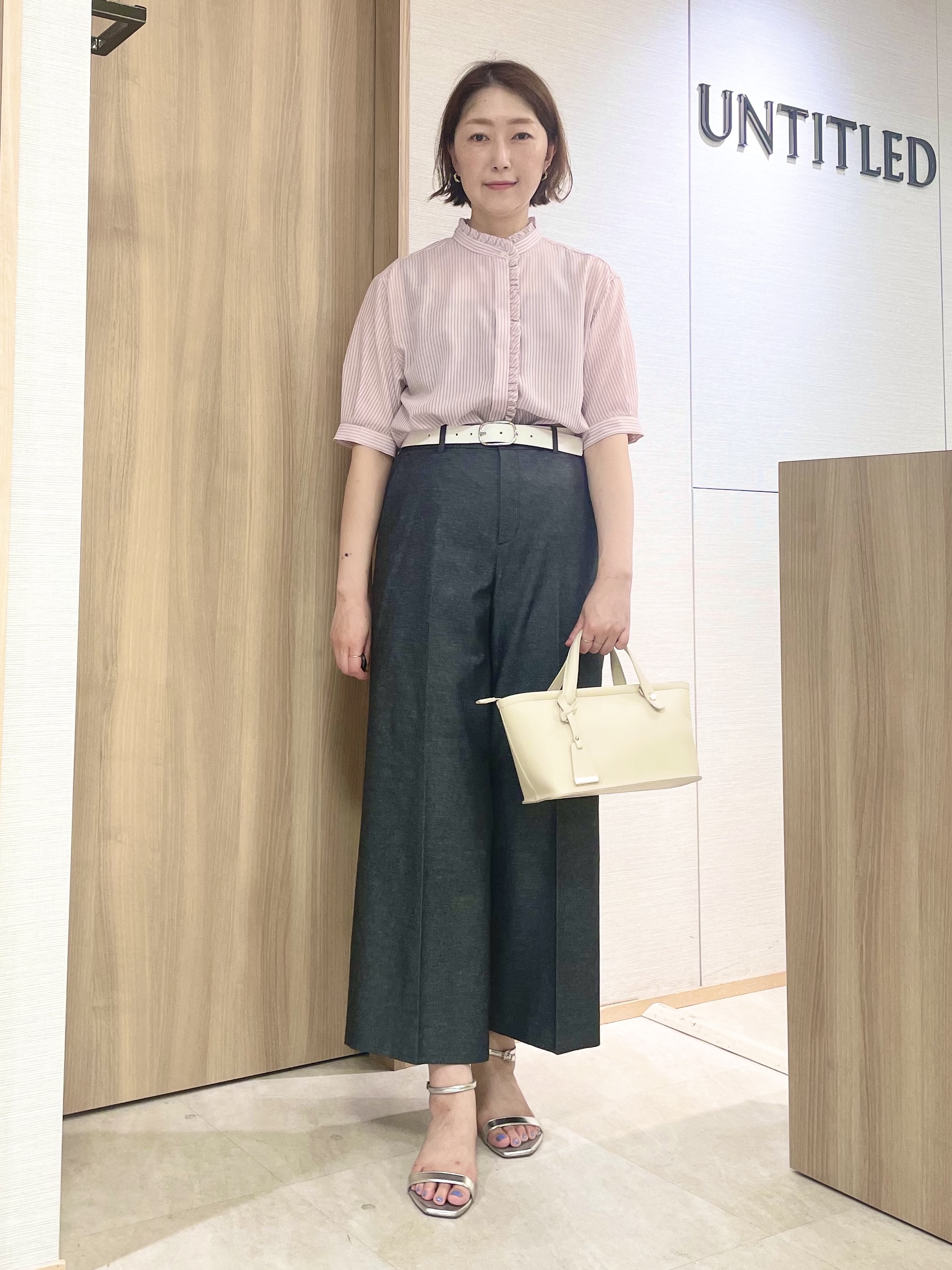 aliceさんの「UNTITLED｜【接触冷感/通気性/洗える】スタンドカラーフリルブラウス」を使ったコーディネート