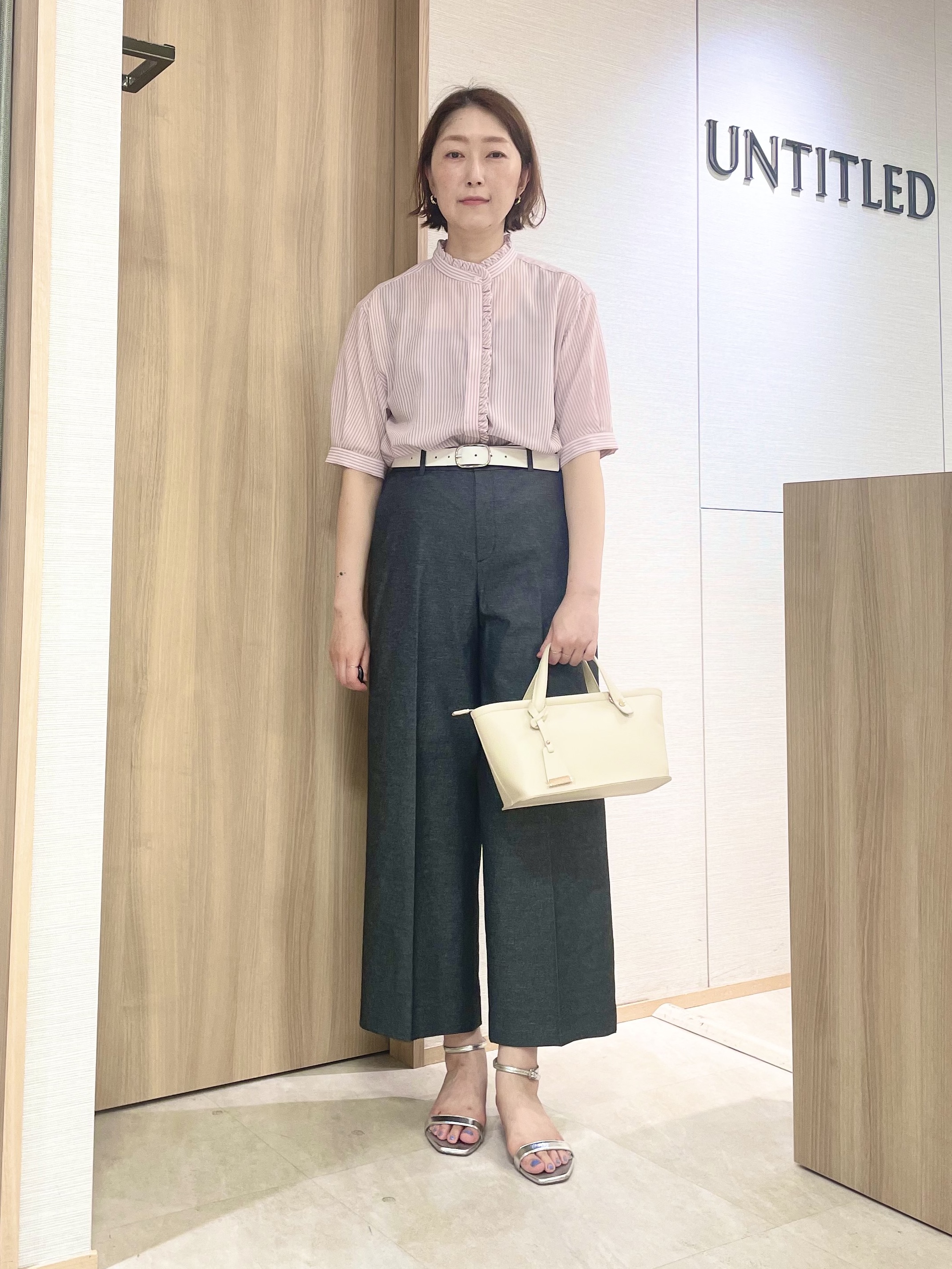 aliceさんの「UNTITLED｜【接触冷感/通気性/洗える】スタンドカラーフリルブラウス」を使ったコーディネート
