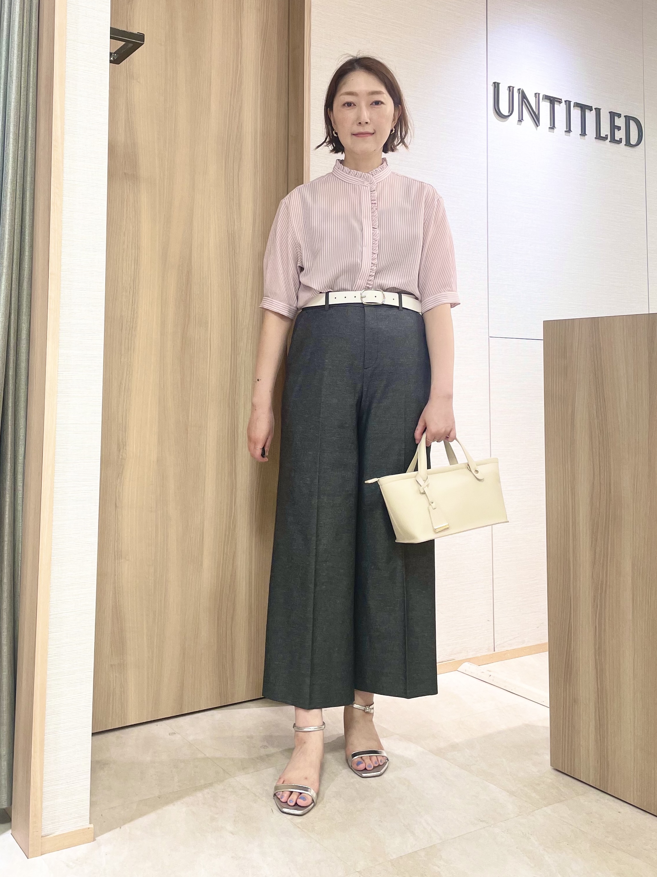 aliceさんの「UNTITLED｜【接触冷感/通気性/洗える】スタンドカラーフリルブラウス」を使ったコーディネート