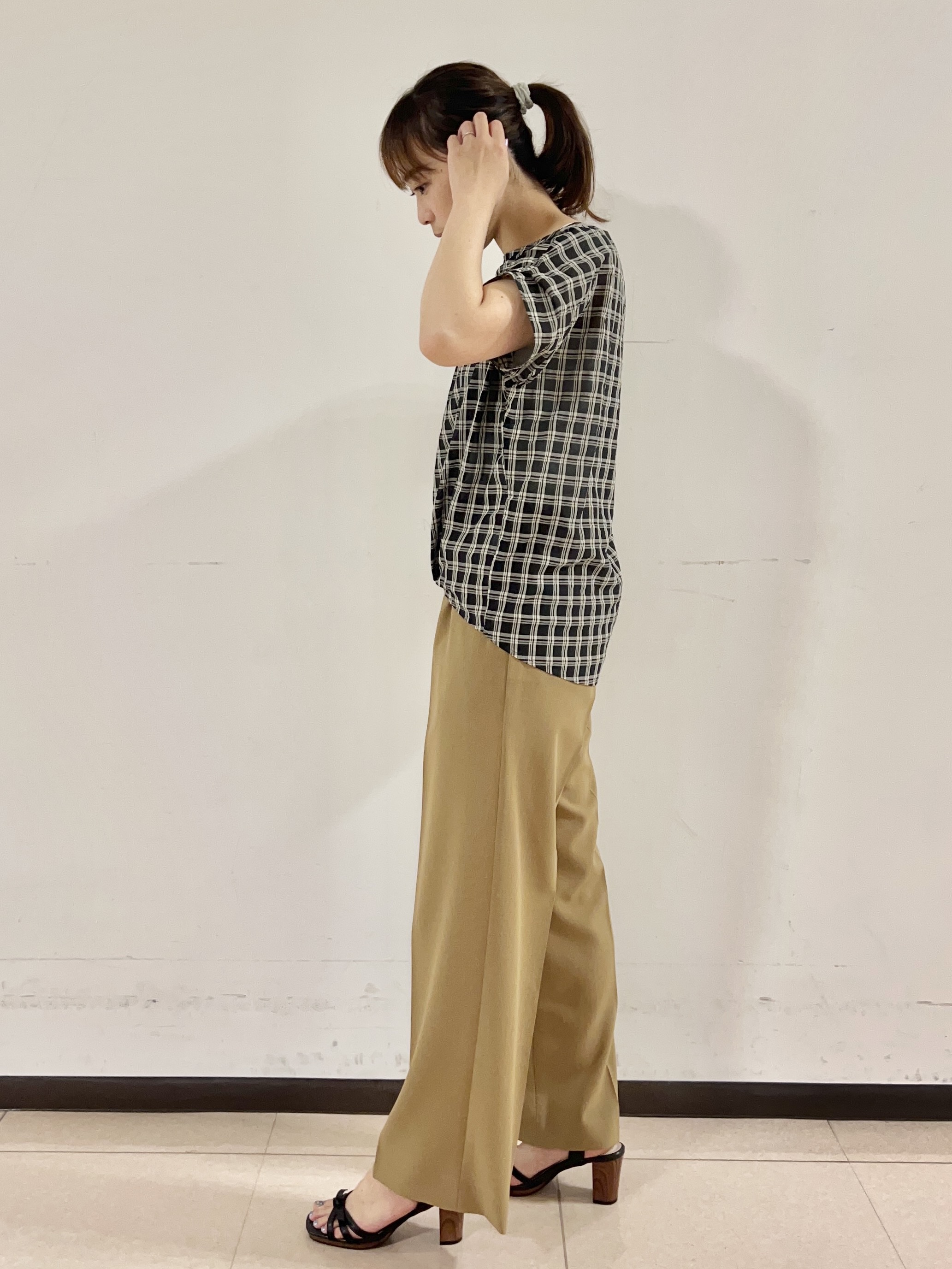 りおさんの「UNTITLED｜シアーチェックブラウス」を使ったコーディネート