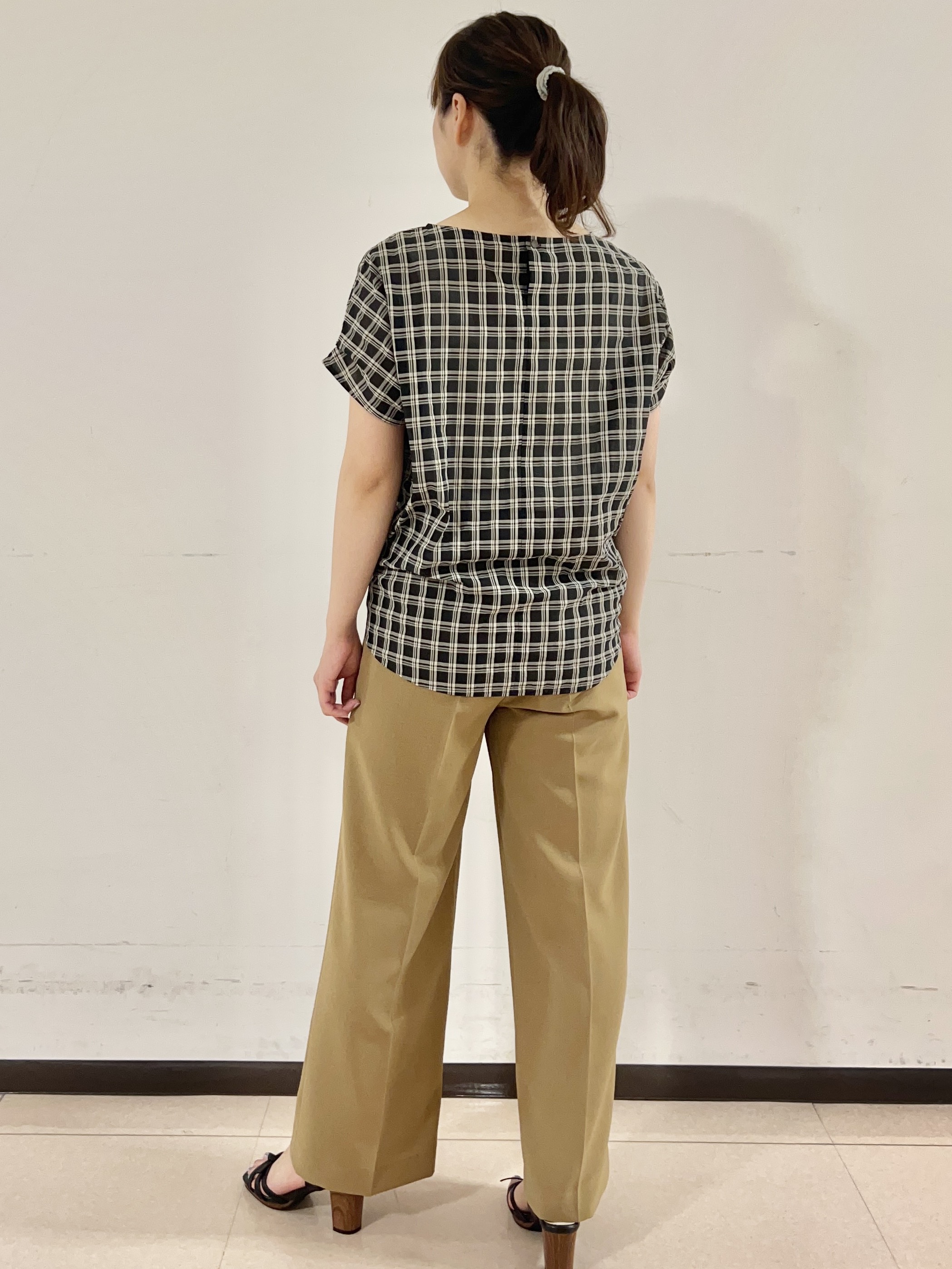 りおさんの「UNTITLED｜シアーチェックブラウス」を使ったコーディネート