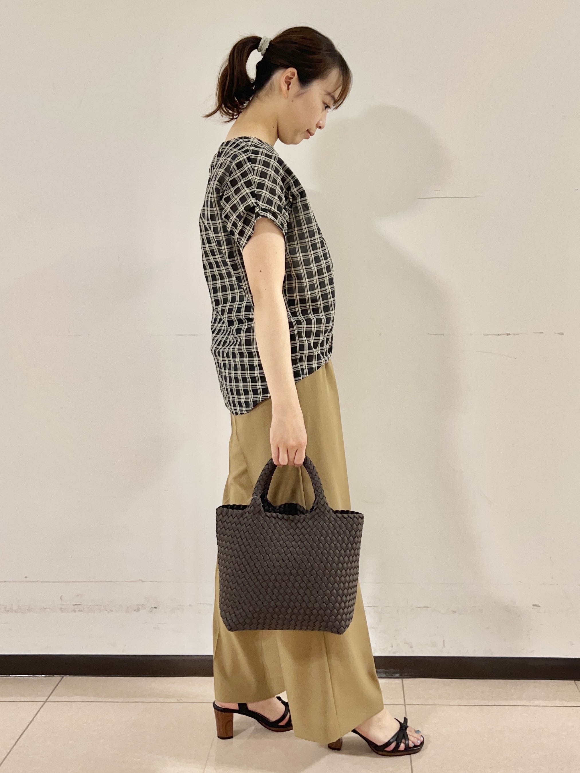 りおさんの「UNTITLED｜シアーチェックブラウス」を使ったコーディネート