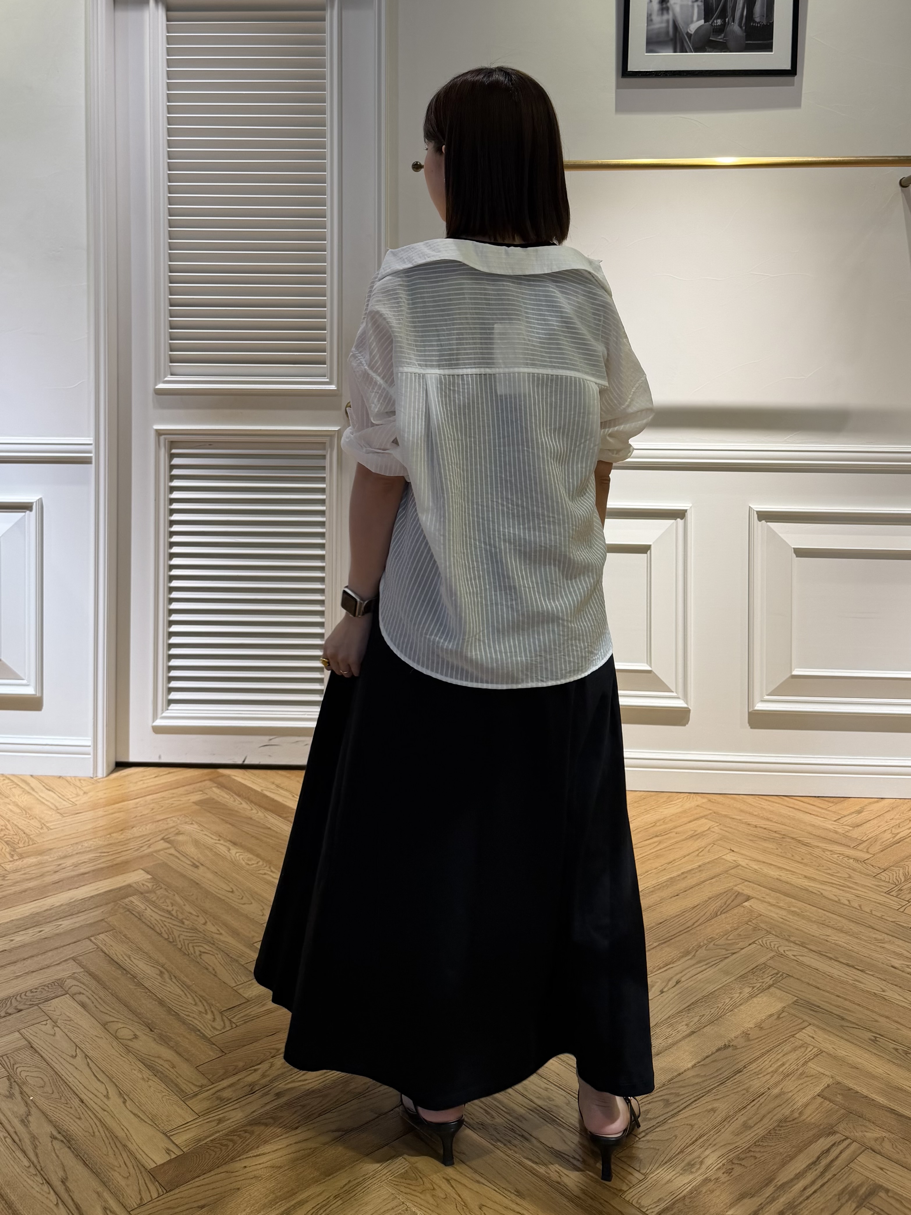 つじ まこさんの「DRESSTERIOR｜シアーストライプクロップドシャツ」を使ったコーディネート