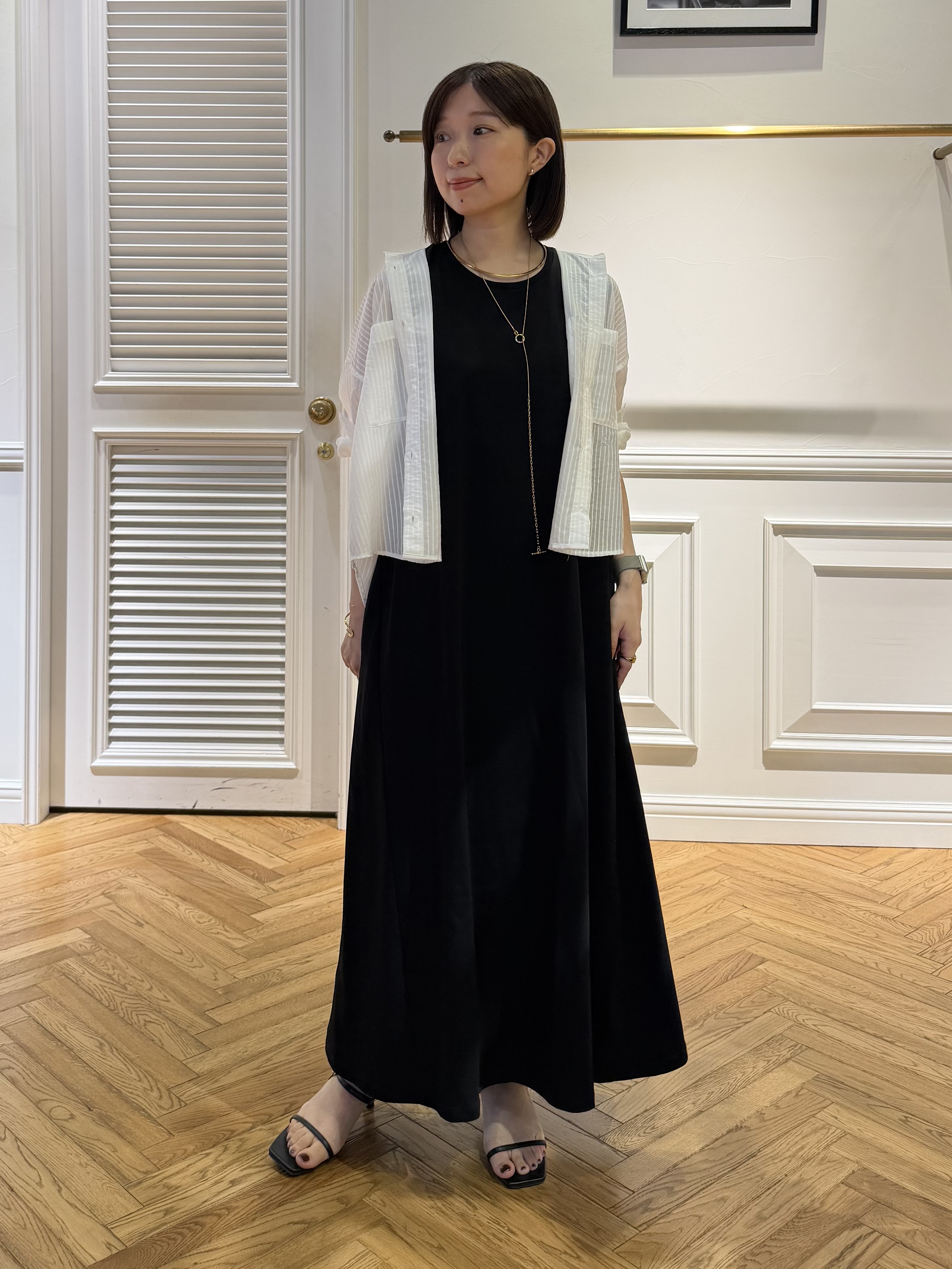 つじ まこさんの「DRESSTERIOR｜シアーストライプクロップドシャツ」を使ったコーディネート