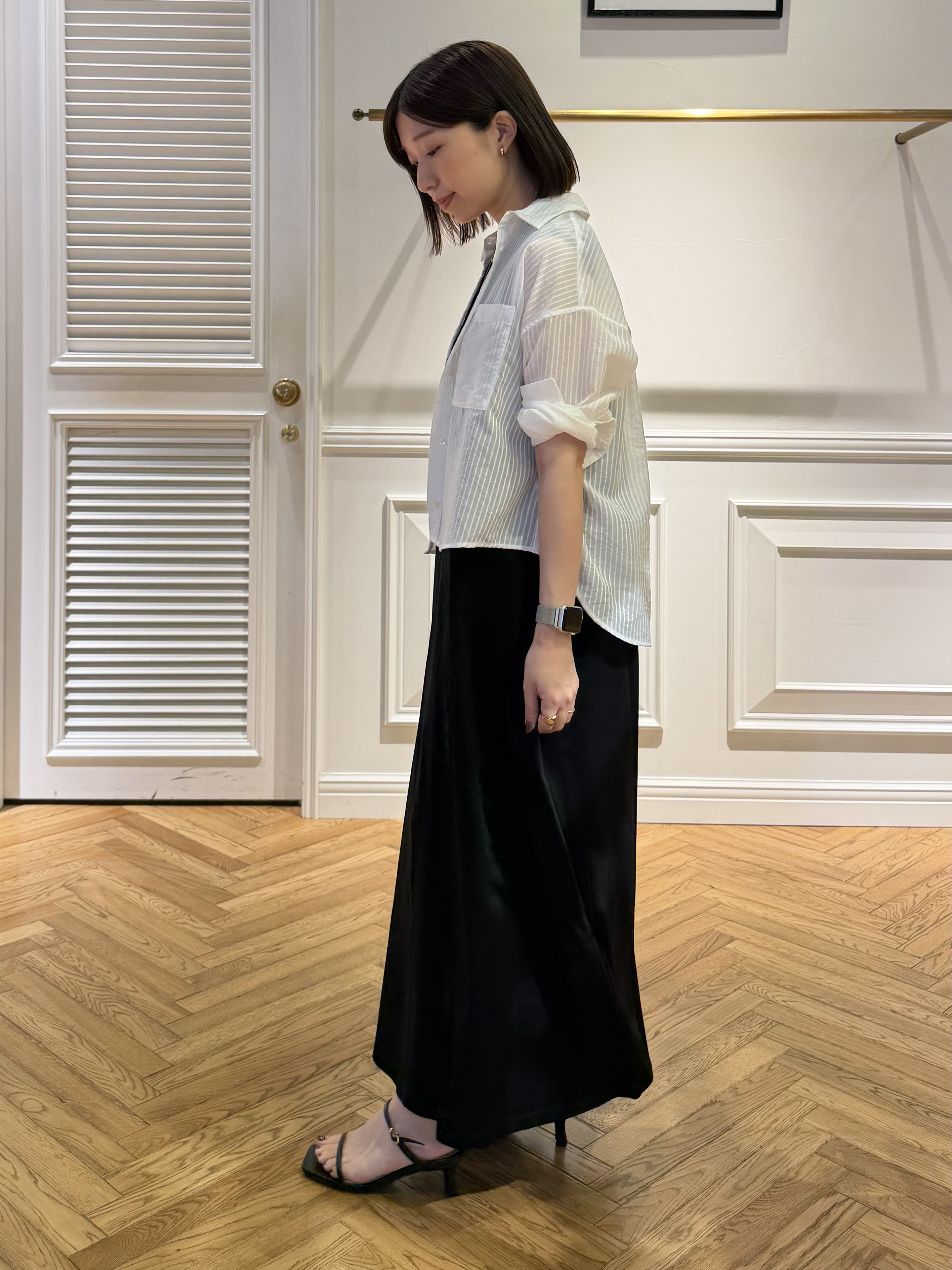 つじ まこさんの「DRESSTERIOR｜シアーストライプクロップドシャツ」を使ったコーディネート