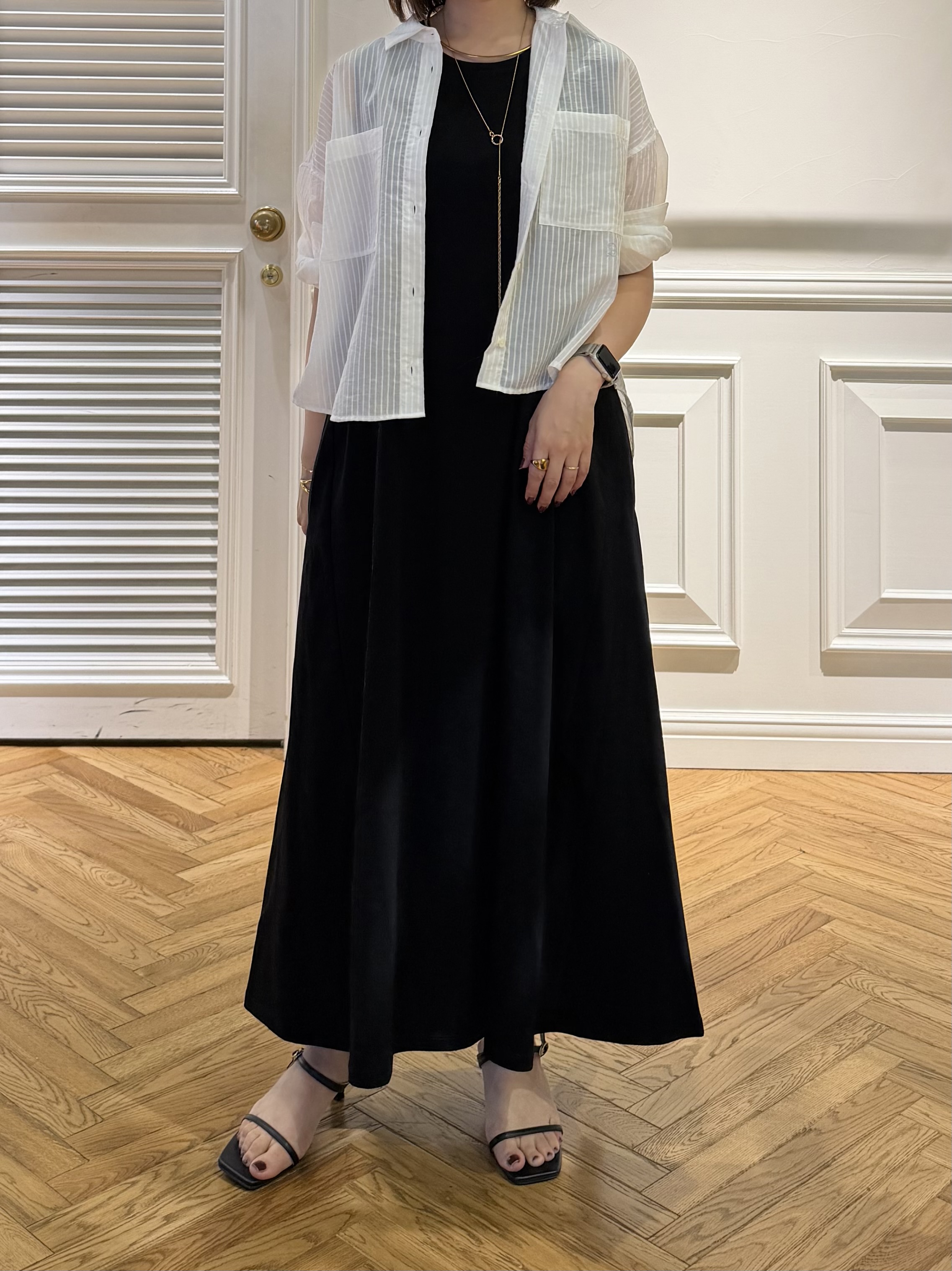 つじ まこさんの「DRESSTERIOR｜シアーストライプクロップドシャツ」を使ったコーディネート