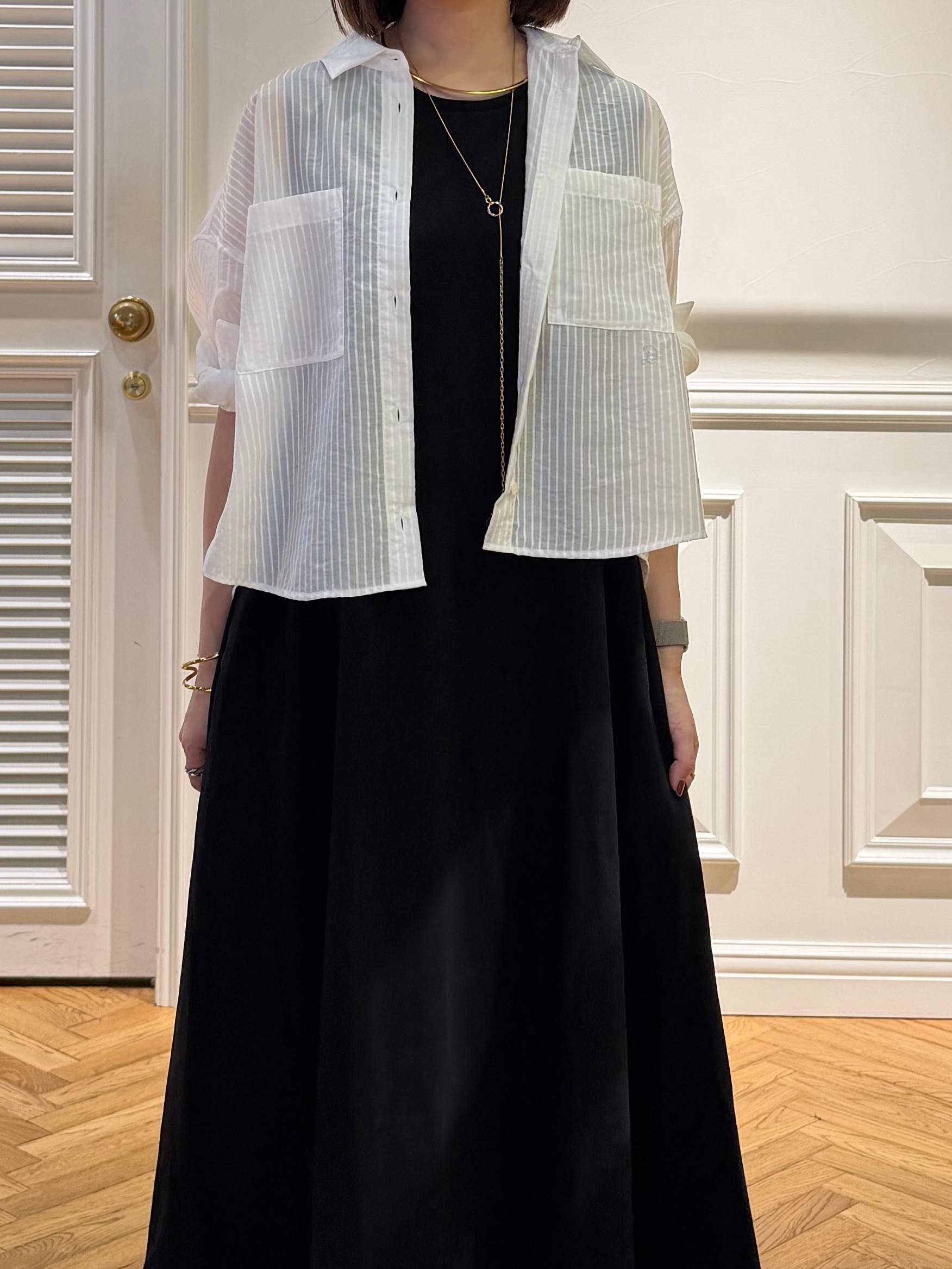 つじ まこさんの「DRESSTERIOR｜シアーストライプクロップドシャツ」を使ったコーディネート