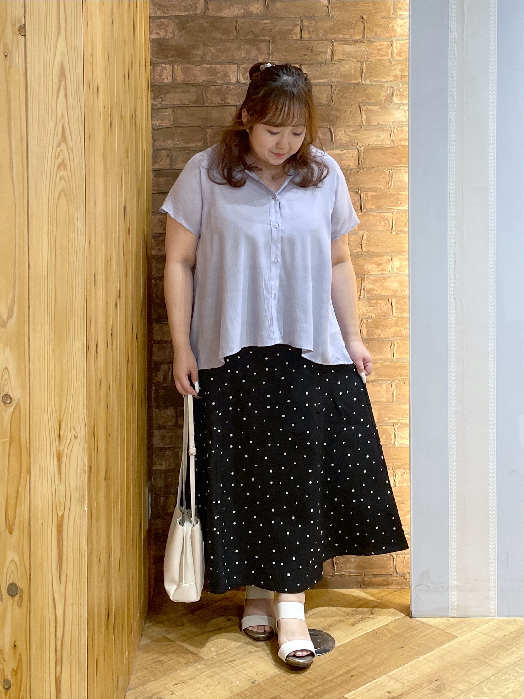 Risaさんの「SHOO･LA･RUE｜【ひんやり/UV】ほんのりシアーで上品な バックギャザーブラウス」を使ったコーディネート