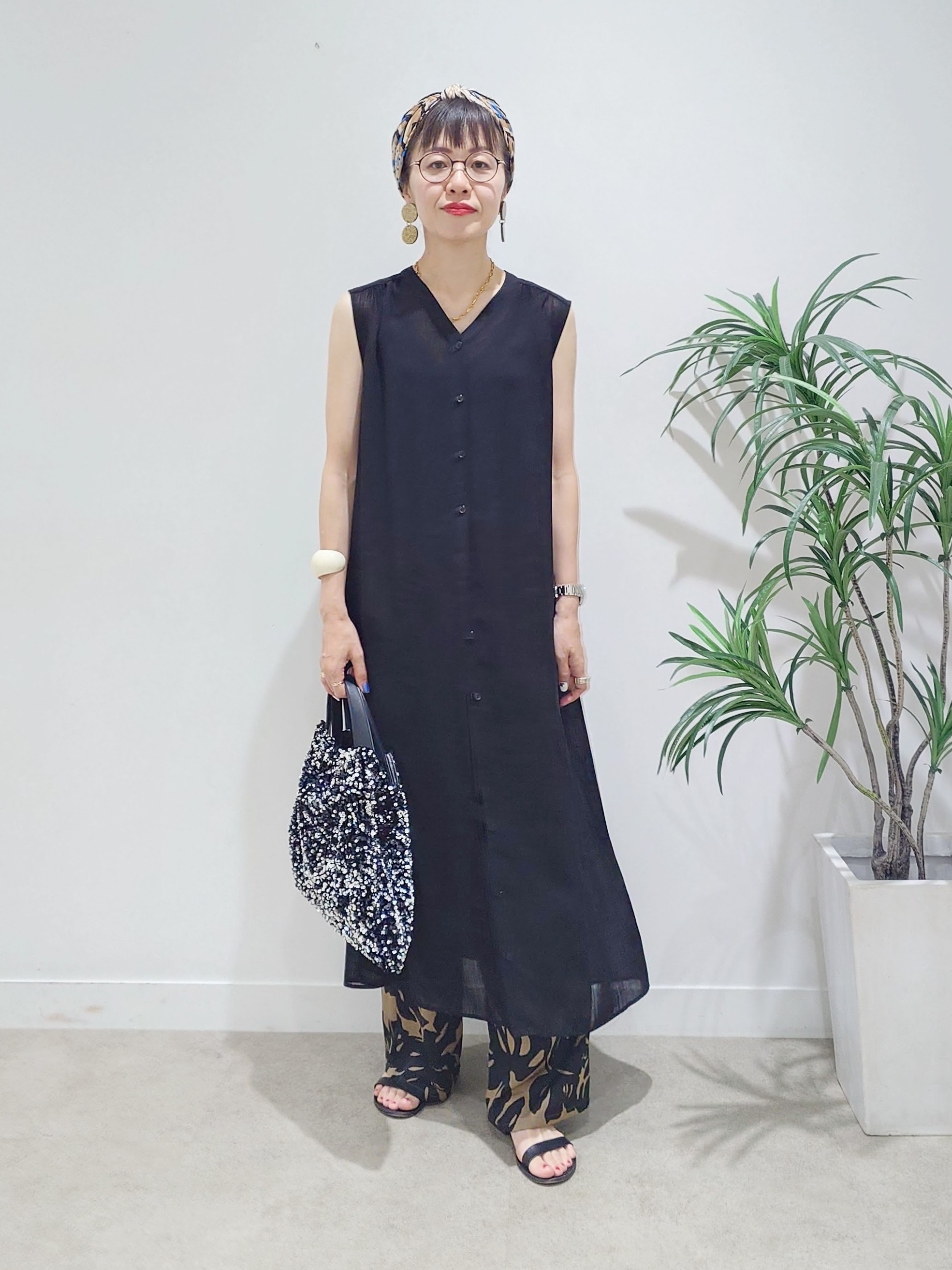 MUTSUKOさんの「UNTITLED｜【通気性/前開きボタン】シアーVネックワンピース」を使ったコーディネート